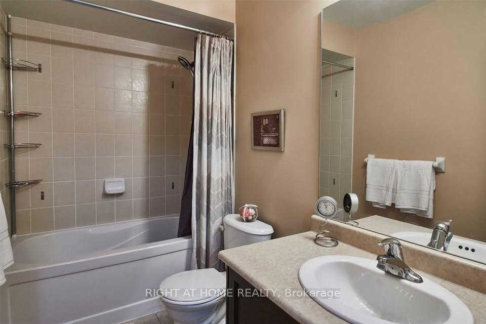 Photo 15 of 23 Farmstead Drive, Clarington, Bowmanville — HOMEH