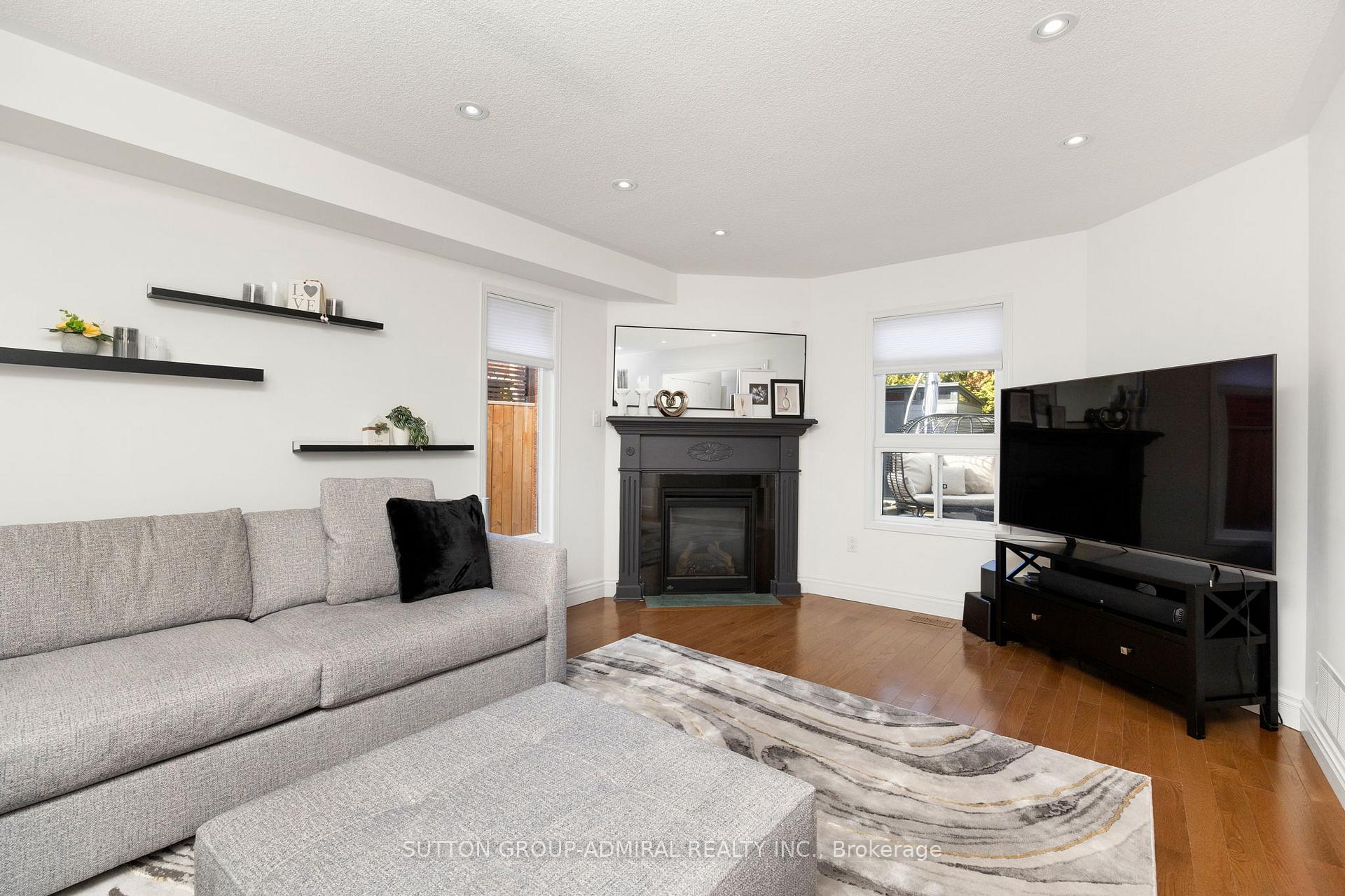 Photo 11 of 27 Brookeview Drive, Aurora, Aurora Highlands — HOMEH