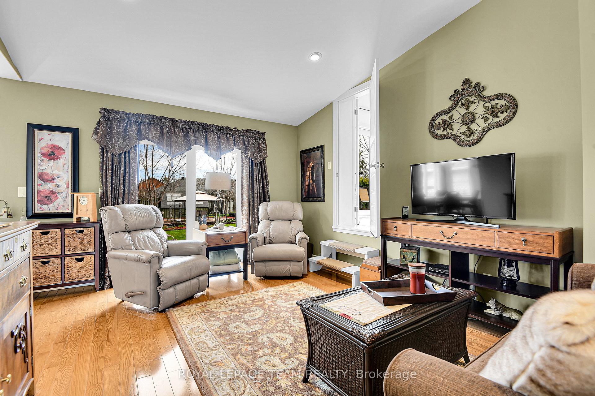 Photo 23 of 47 Windsor Drive, Brockville — HOMEH