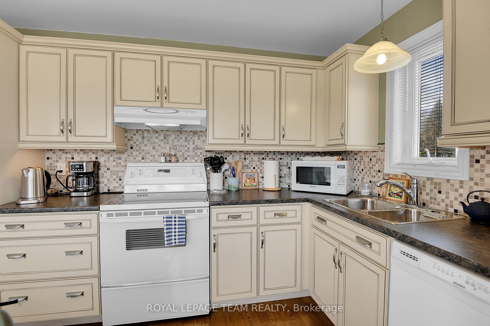 Photo 25 of 47 Windsor Drive, Brockville — HOMEH