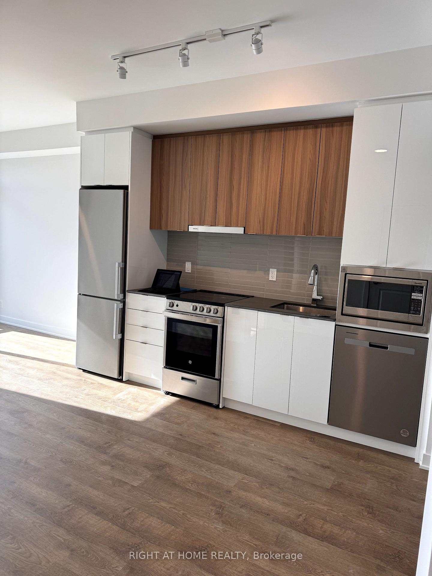 Photo 7 of Unit 2403, 30 upper Mall Way, Vaughan, Brownridge — HOMEH
