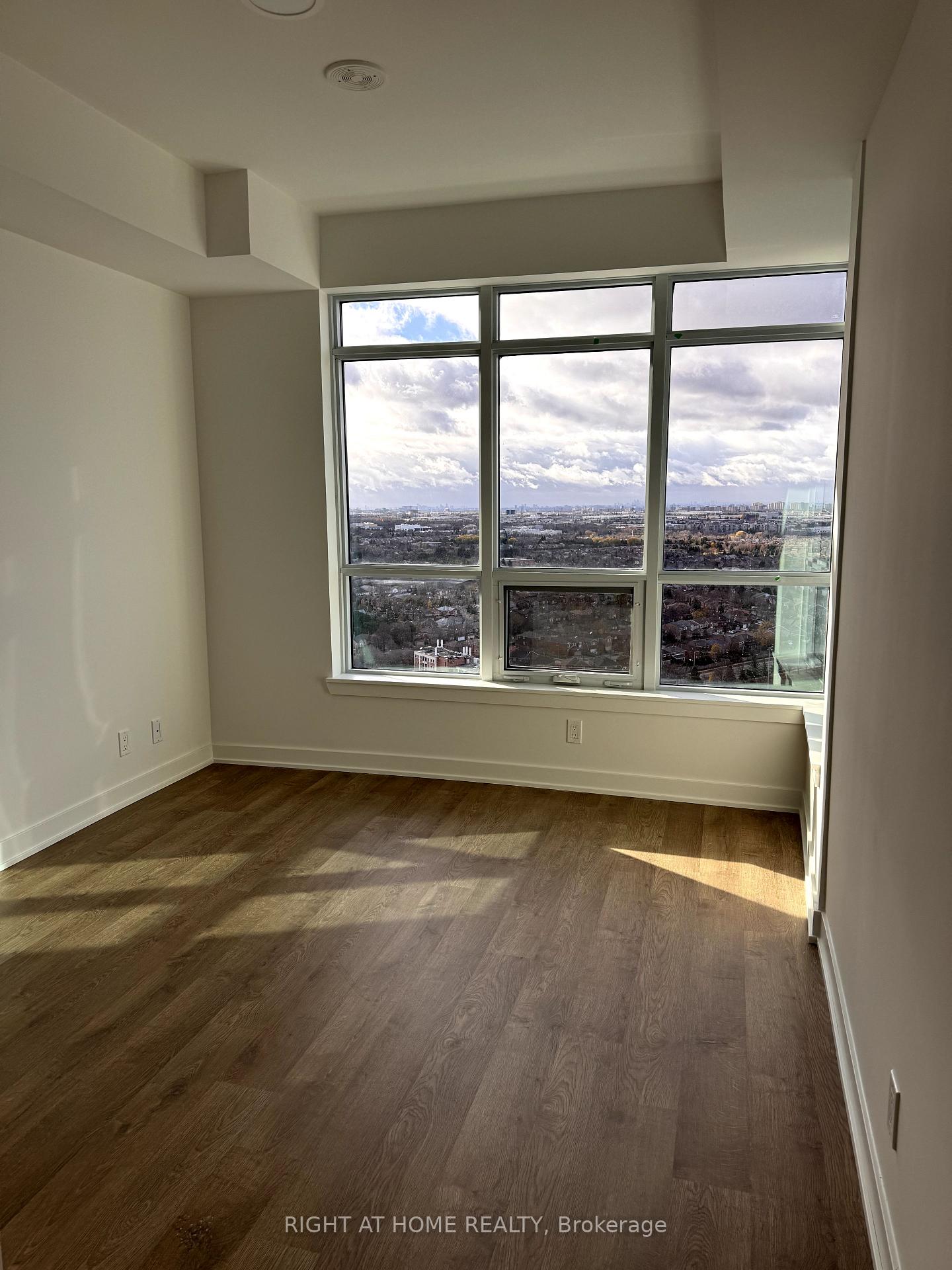 Photo 8 of Unit 2403, 30 upper Mall Way, Vaughan, Brownridge — HOMEH
