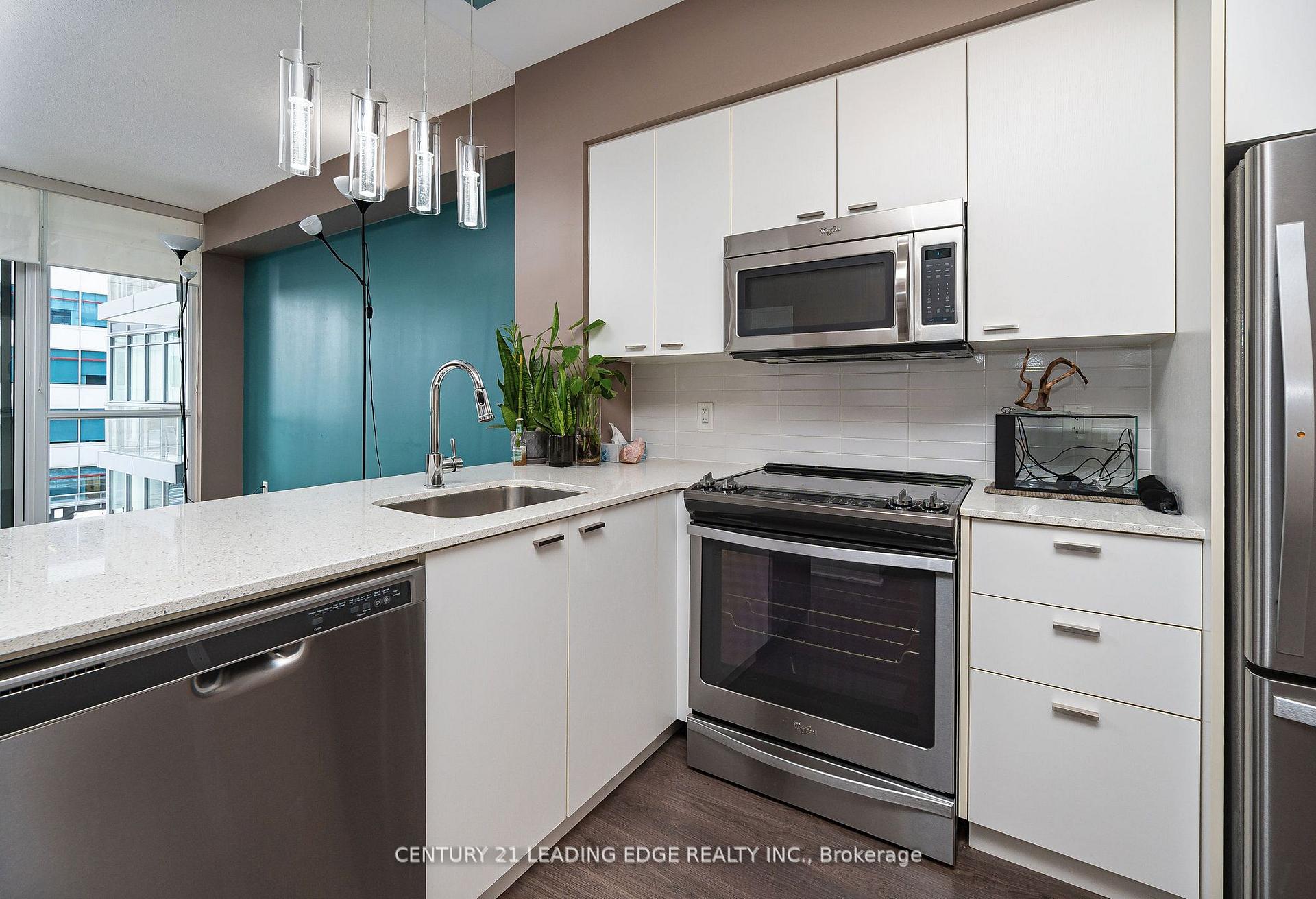 Photo 4 of Unit 506, 30 Roehampton Avenue, Toronto, Mount Pleasant West — HOMEH