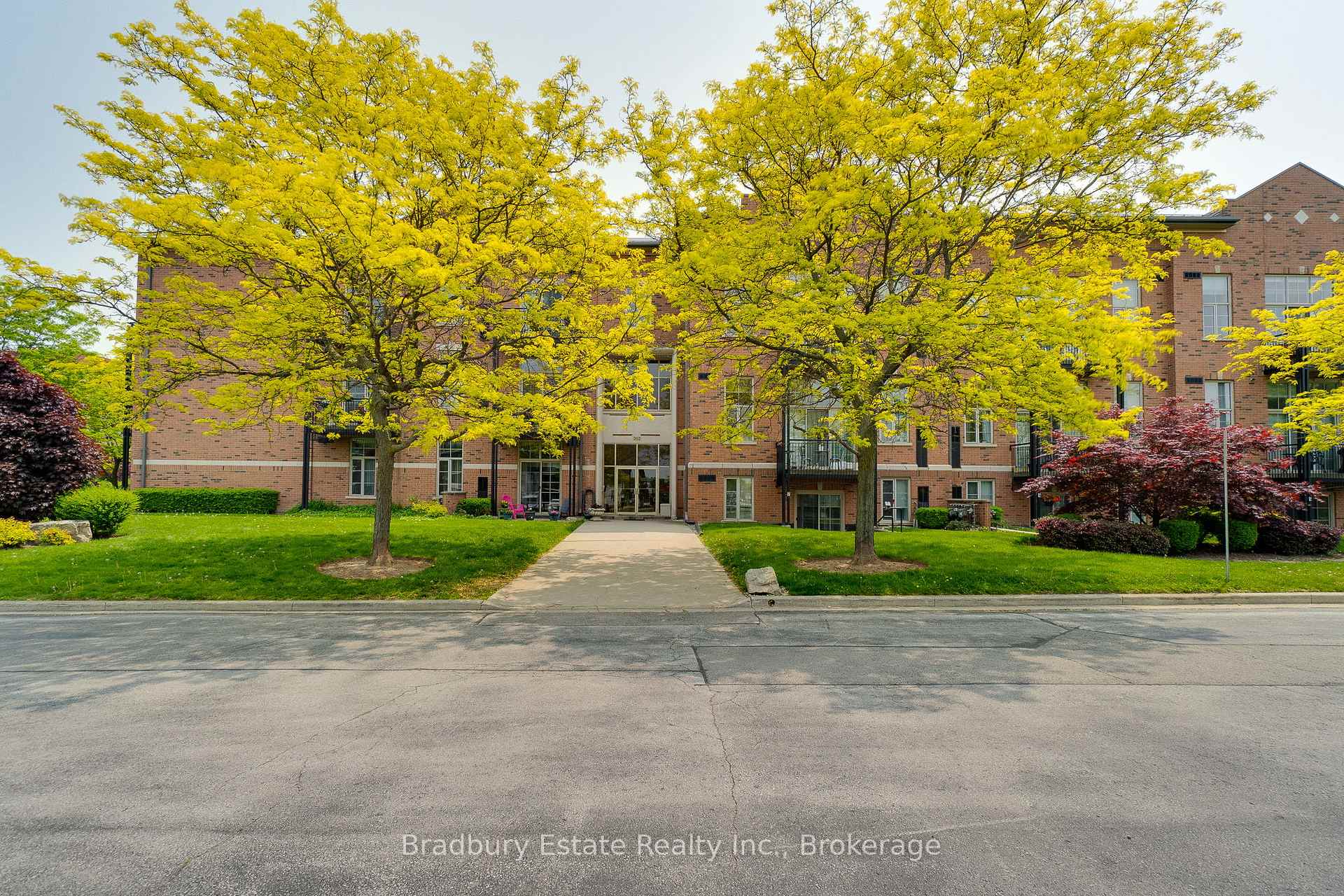 Front of Unit 105, 262 Dundas Street E