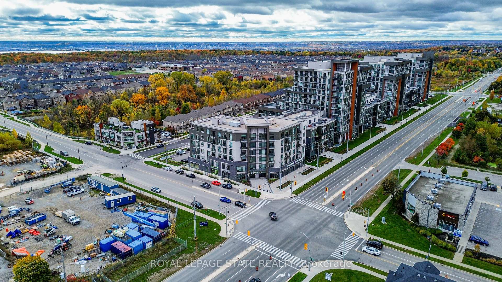 Photo 3 of 10 Mallard Trail, Hamilton, Waterdown — HOMEH