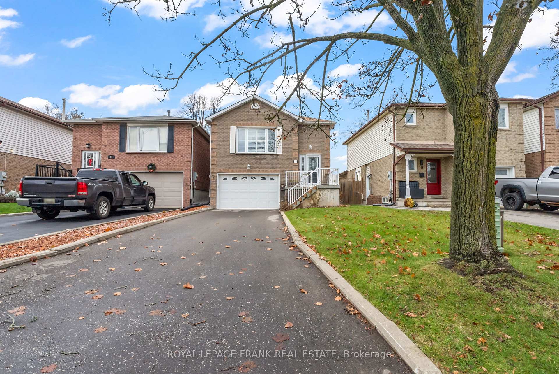 Photo 2 of 13 Mcfeeters Crescent, Clarington, Bowmanville — HOMEH