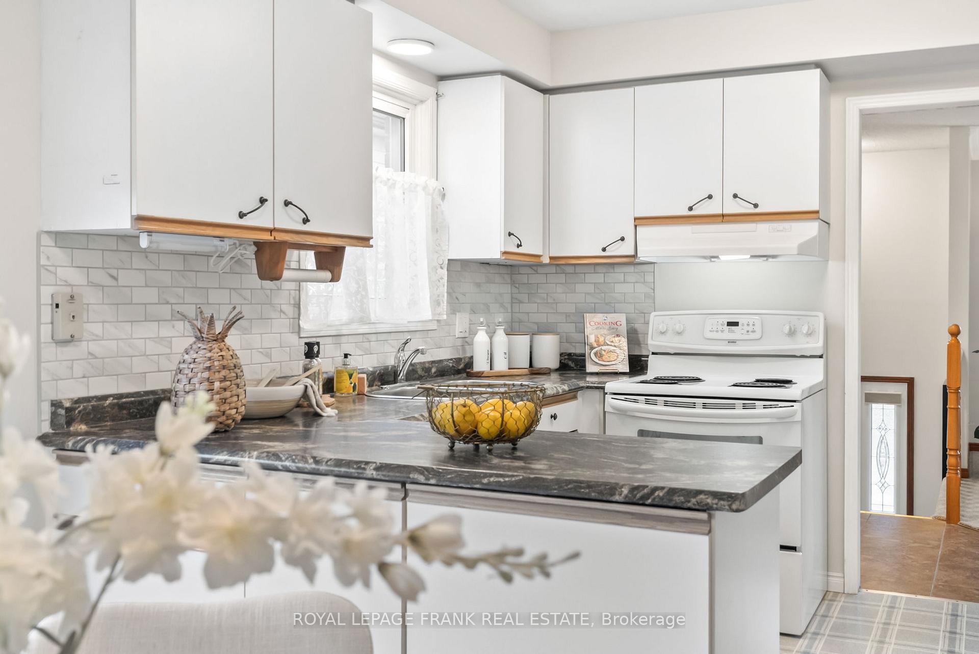 Photo 11 of 13 Mcfeeters Crescent, Clarington, Bowmanville — HOMEH