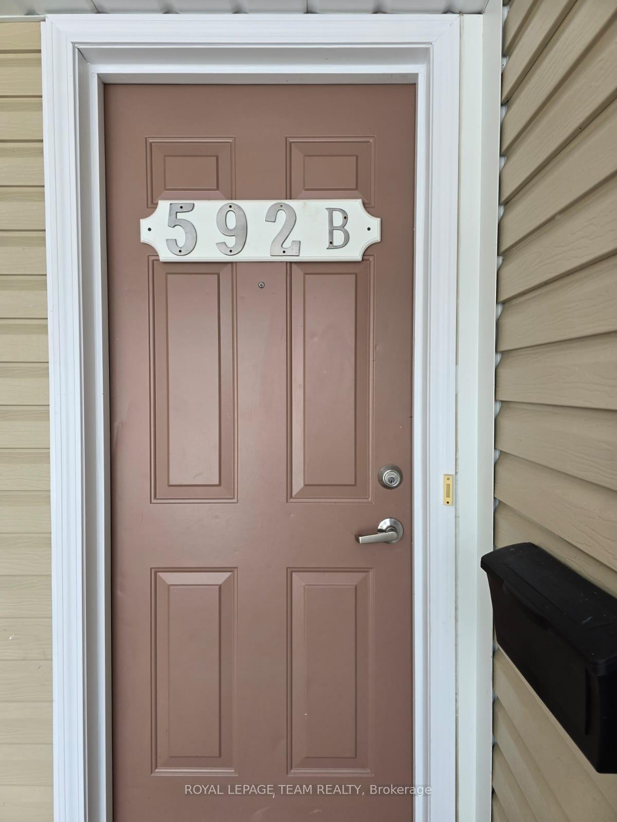 Photo 3 of Unit B, 592 Chapman Mills Drive, Ottawa, Barrhaven - Strandherd — HOMEH