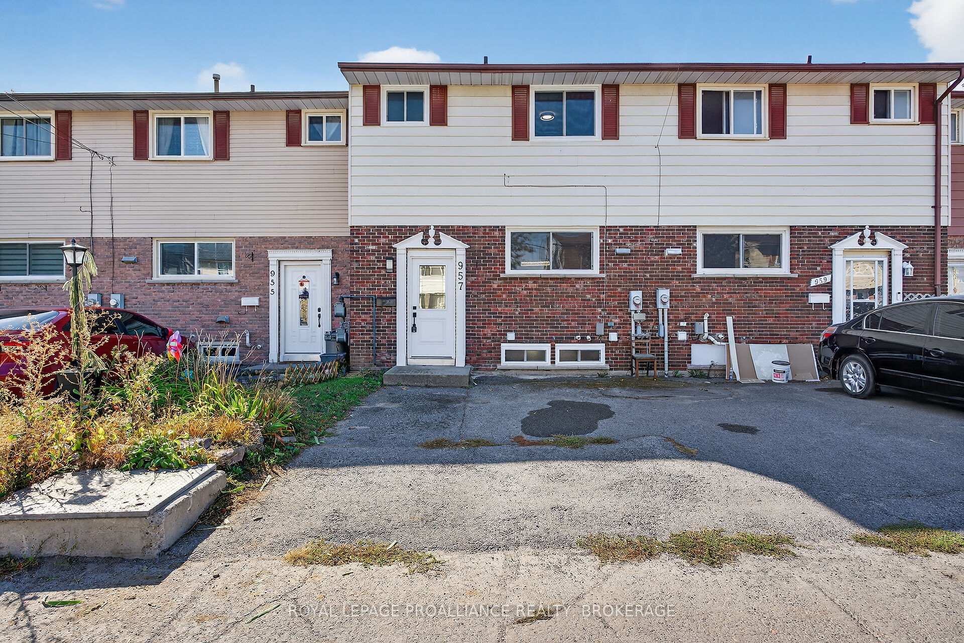 Front of 957 Oakview Avenue