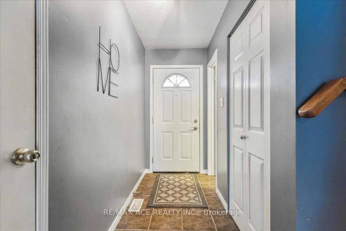 Photo 5 of Unit 8, 1330 Trowbridge Drive, Oshawa, Centennial — HOMEH