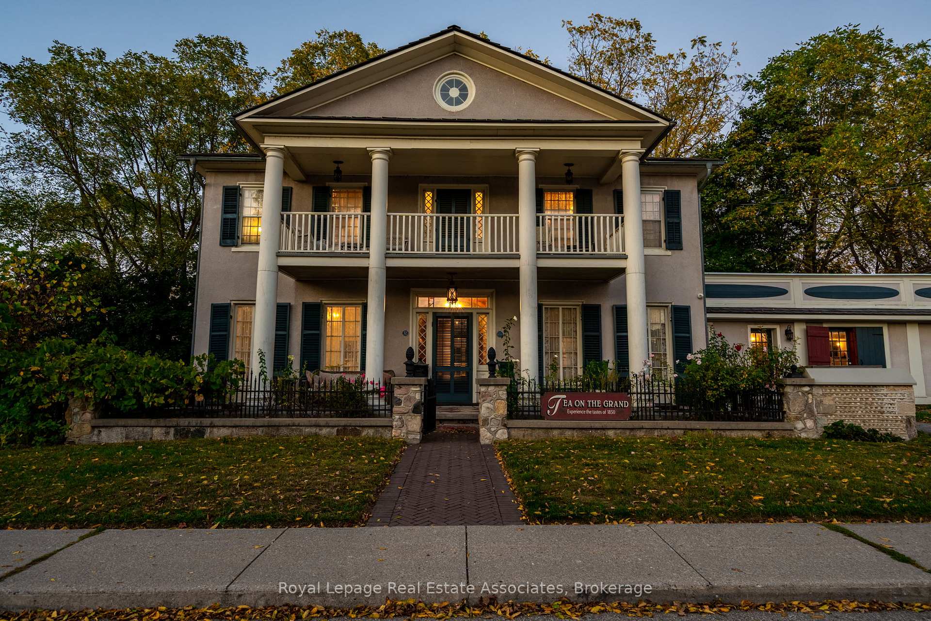 Photo 2 of 52 Grand River Street S, Brant, Paris — HOMEH