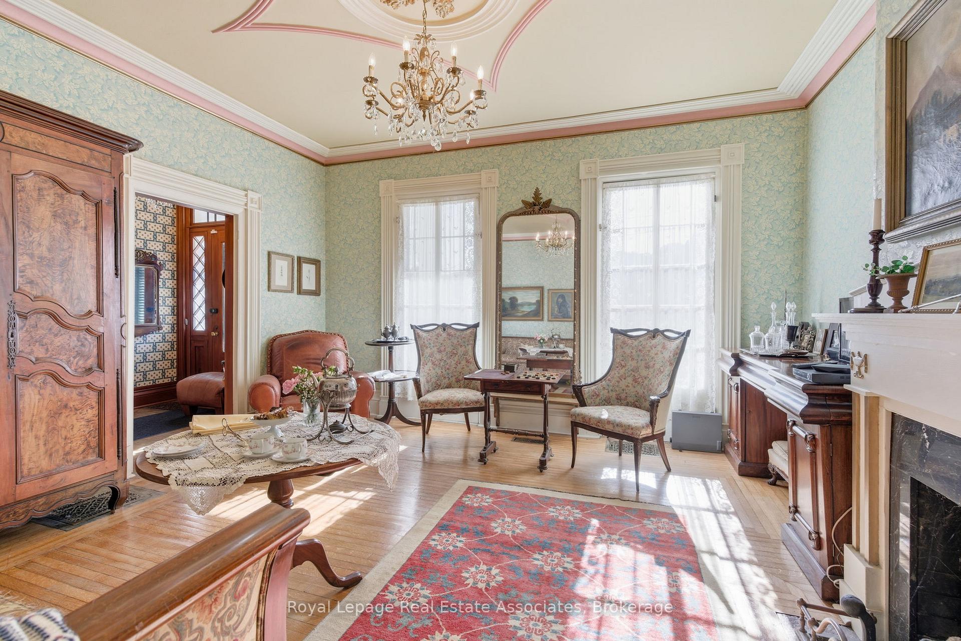 Photo 17 of 52 Grand River Street S, Brant, Paris — HOMEH