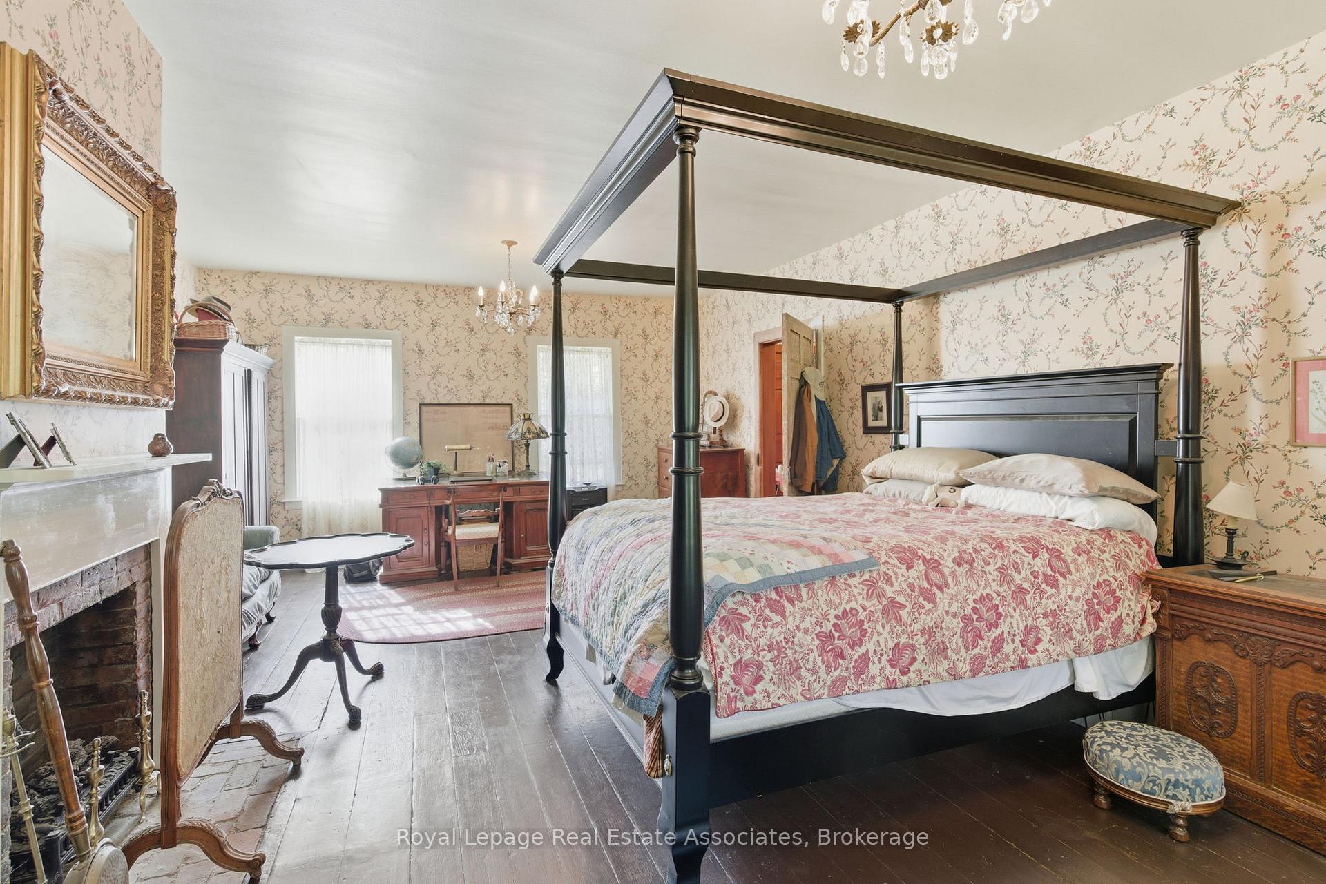 Photo 33 of 52 Grand River Street S, Brant, Paris — HOMEH
