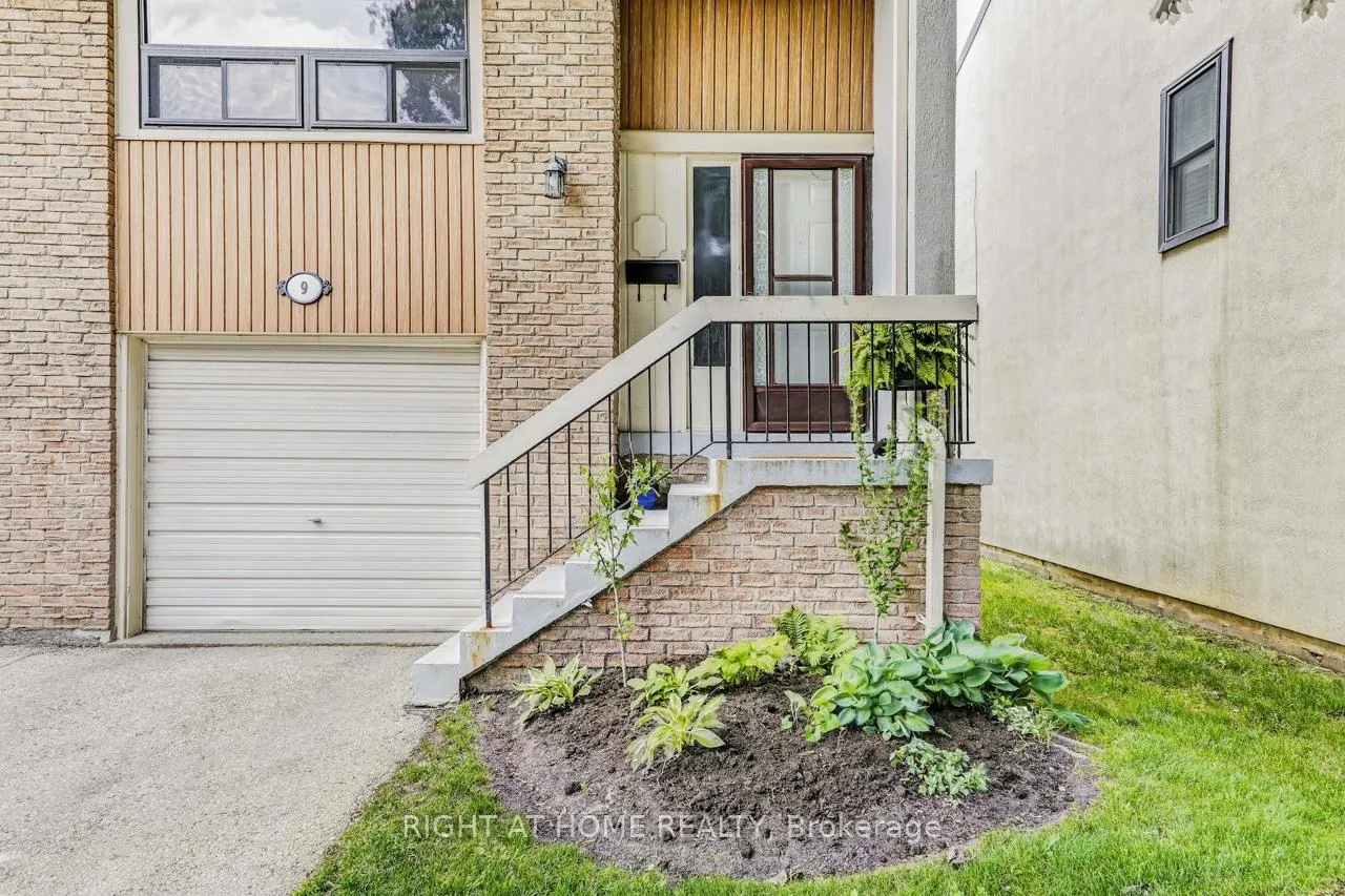 Photo 3 of Unit 9, 9 Ashton Crescent, Brampton, Central Park — HOMEH