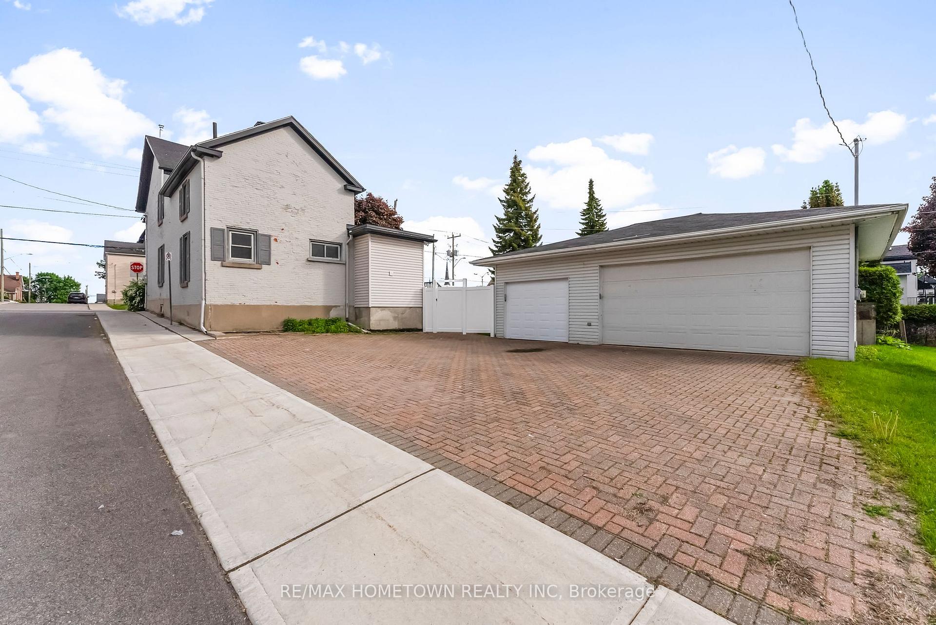 Photo 3 of 22 James Street E, Brockville — HOMEH