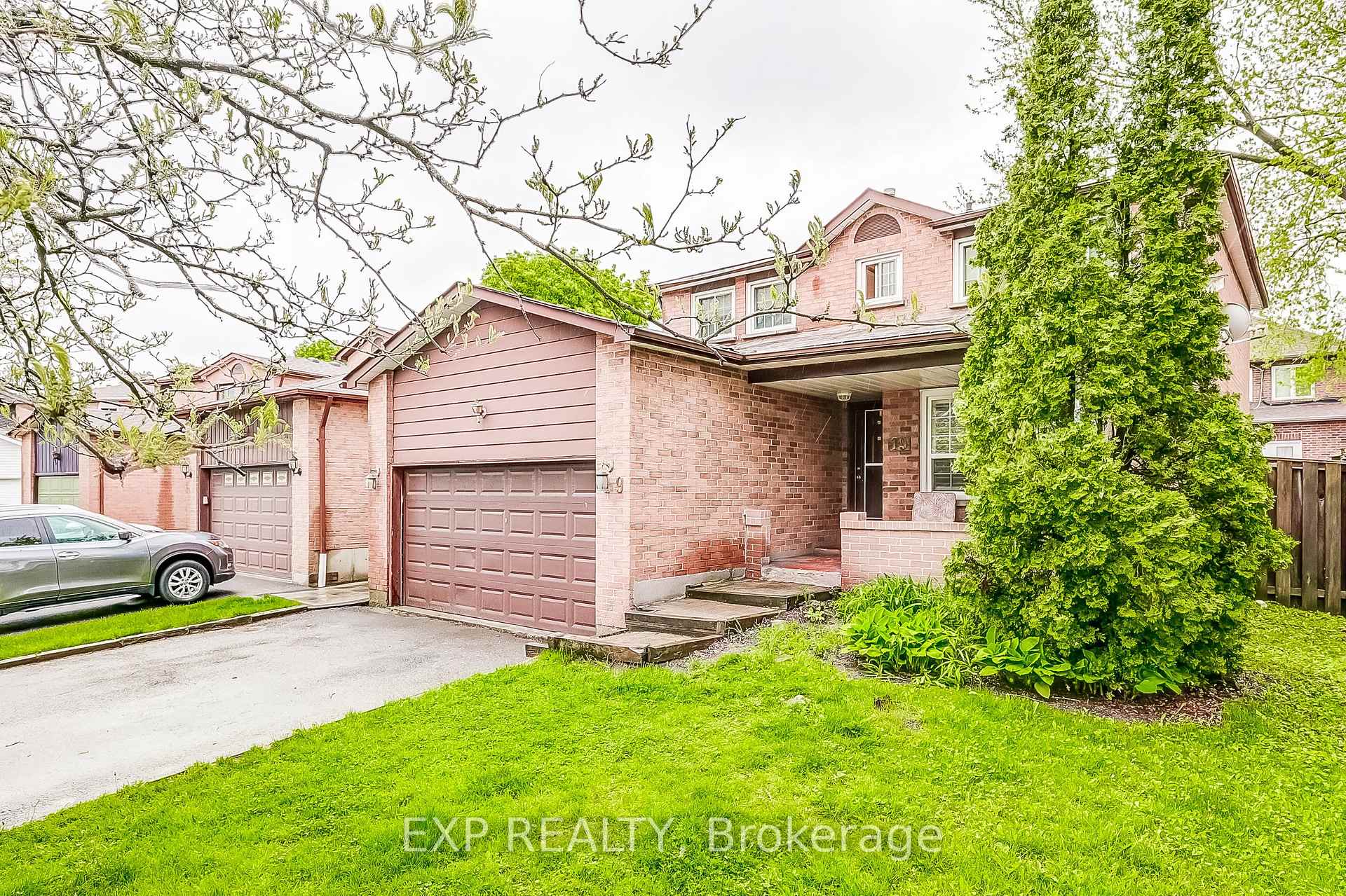 Photo 2 of 19 Blackburn Crescent, Ajax, Central — HOMEH
