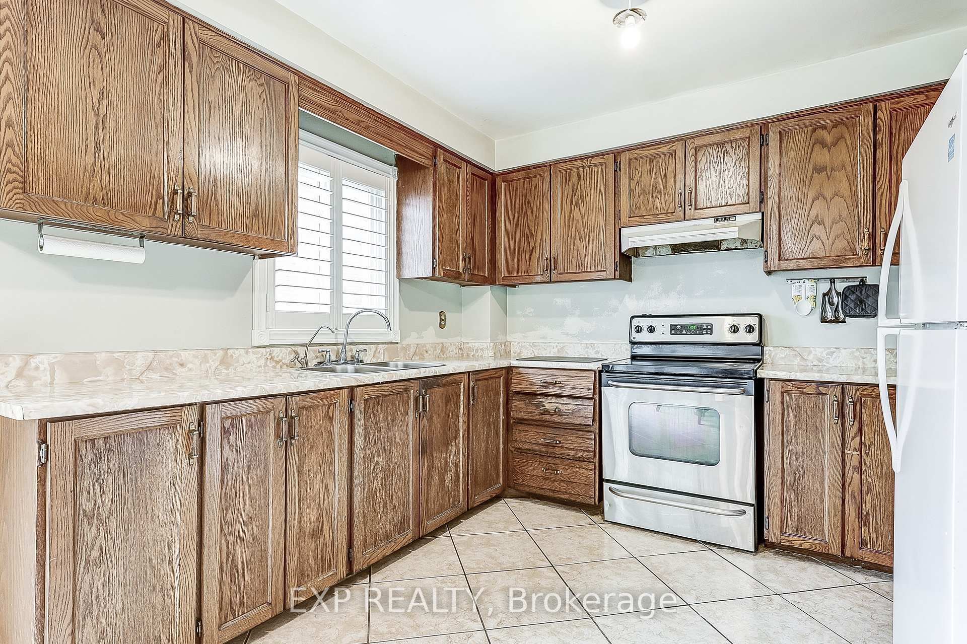 Photo 8 of 19 Blackburn Crescent, Ajax, Central — HOMEH