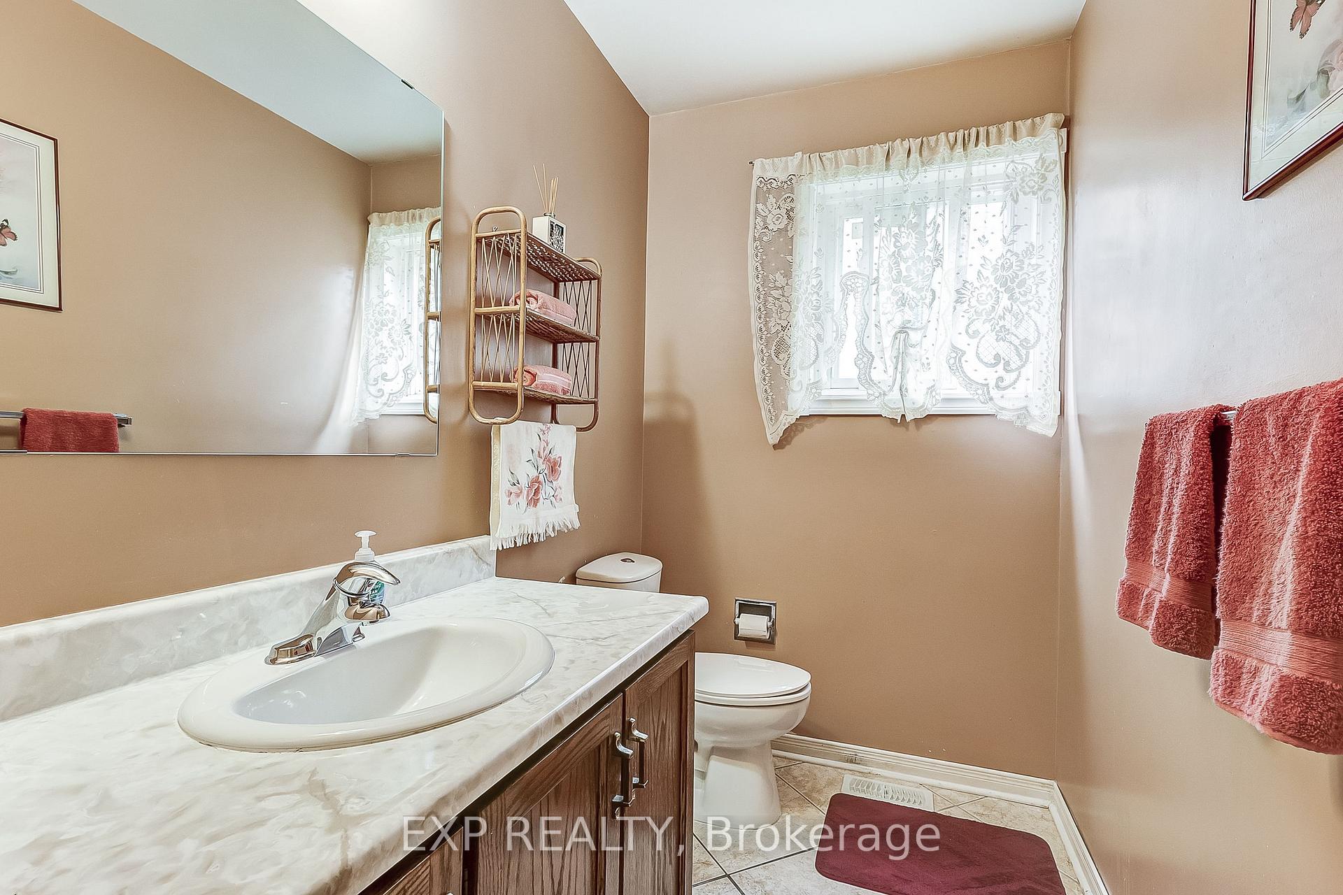 Photo 11 of 19 Blackburn Crescent, Ajax, Central — HOMEH