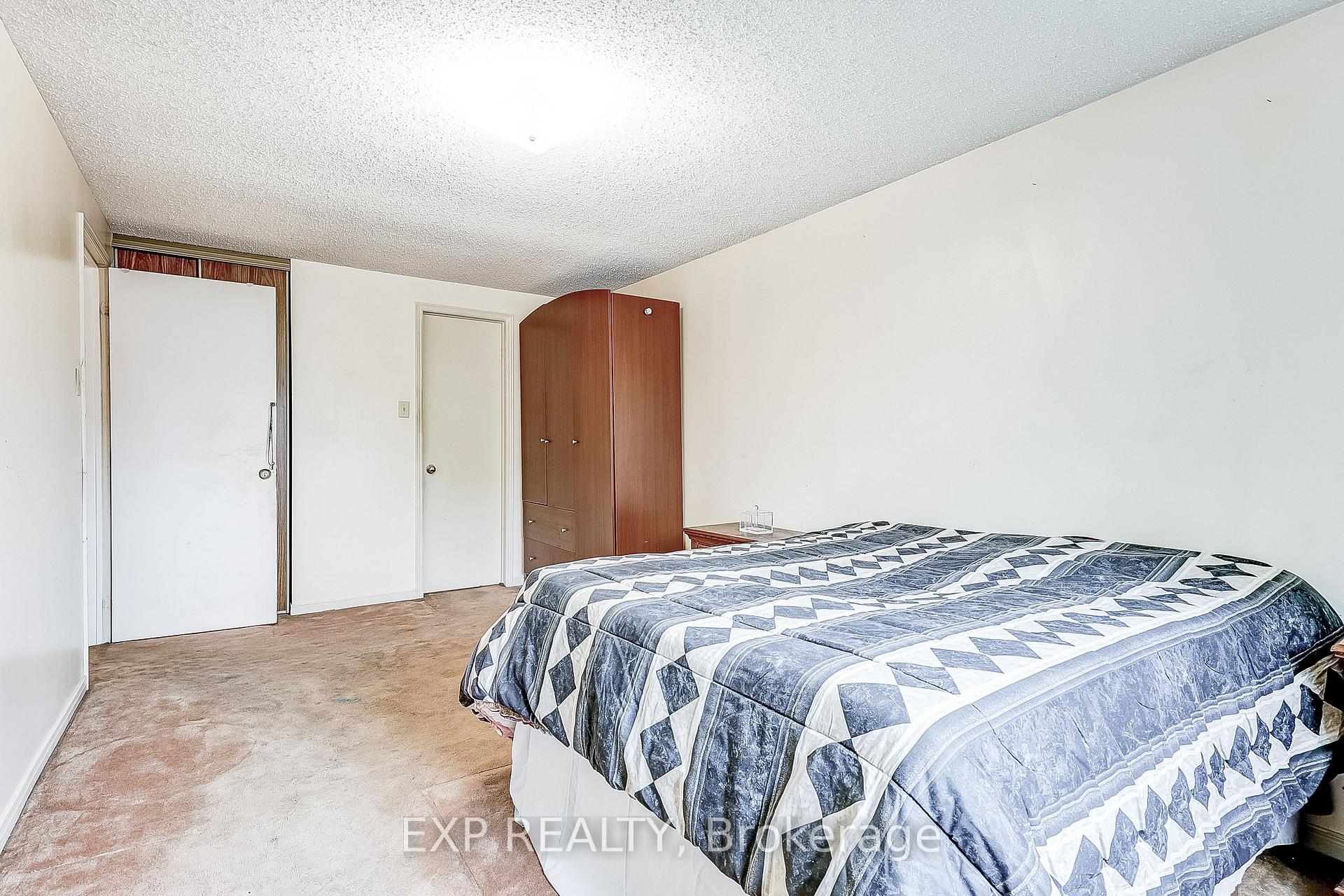 Photo 17 of 19 Blackburn Crescent, Ajax, Central — HOMEH