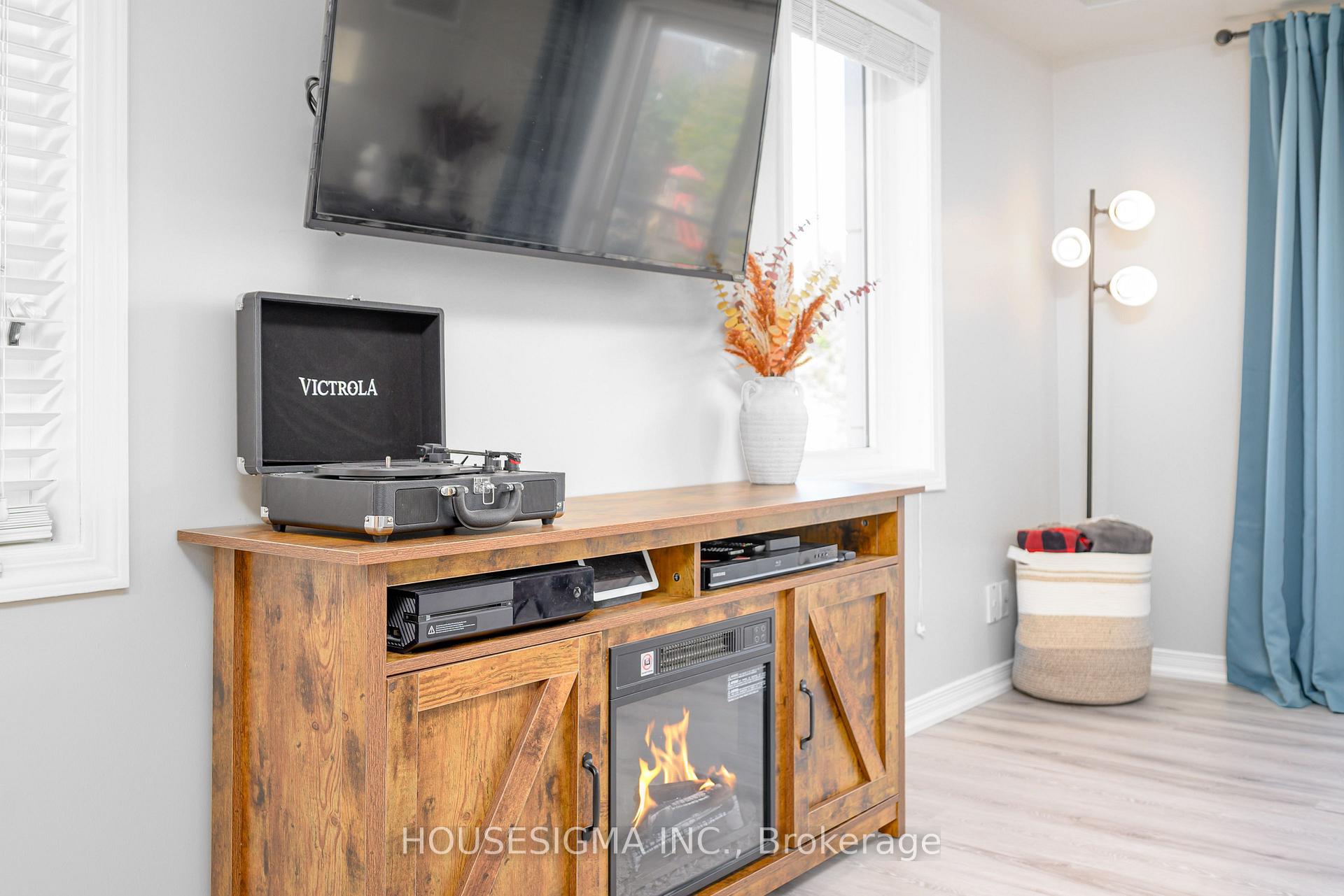 Photo 3 of Unit 206, 136 Aspen Springs Drive, Clarington, Bowmanville — HOMEH