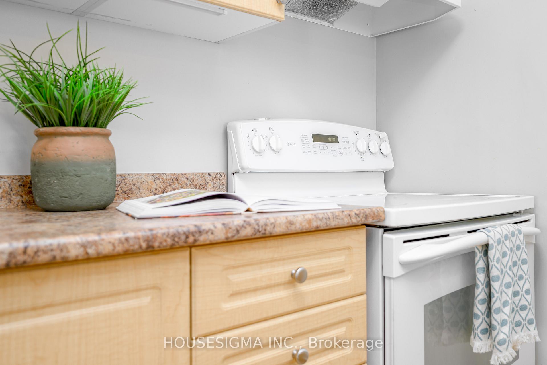 Photo 6 of Unit 206, 136 Aspen Springs Drive, Clarington, Bowmanville — HOMEH