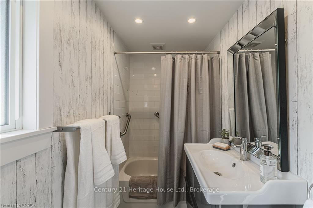 Photo 29 of 30 Banfield Street, Brant, Paris — HOMEH