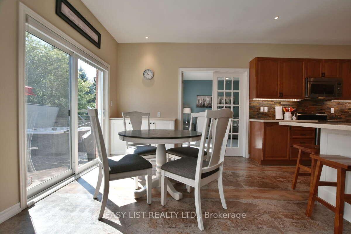 Photo 12 of 68 Kells Crescent, Collingwood — HOMEH