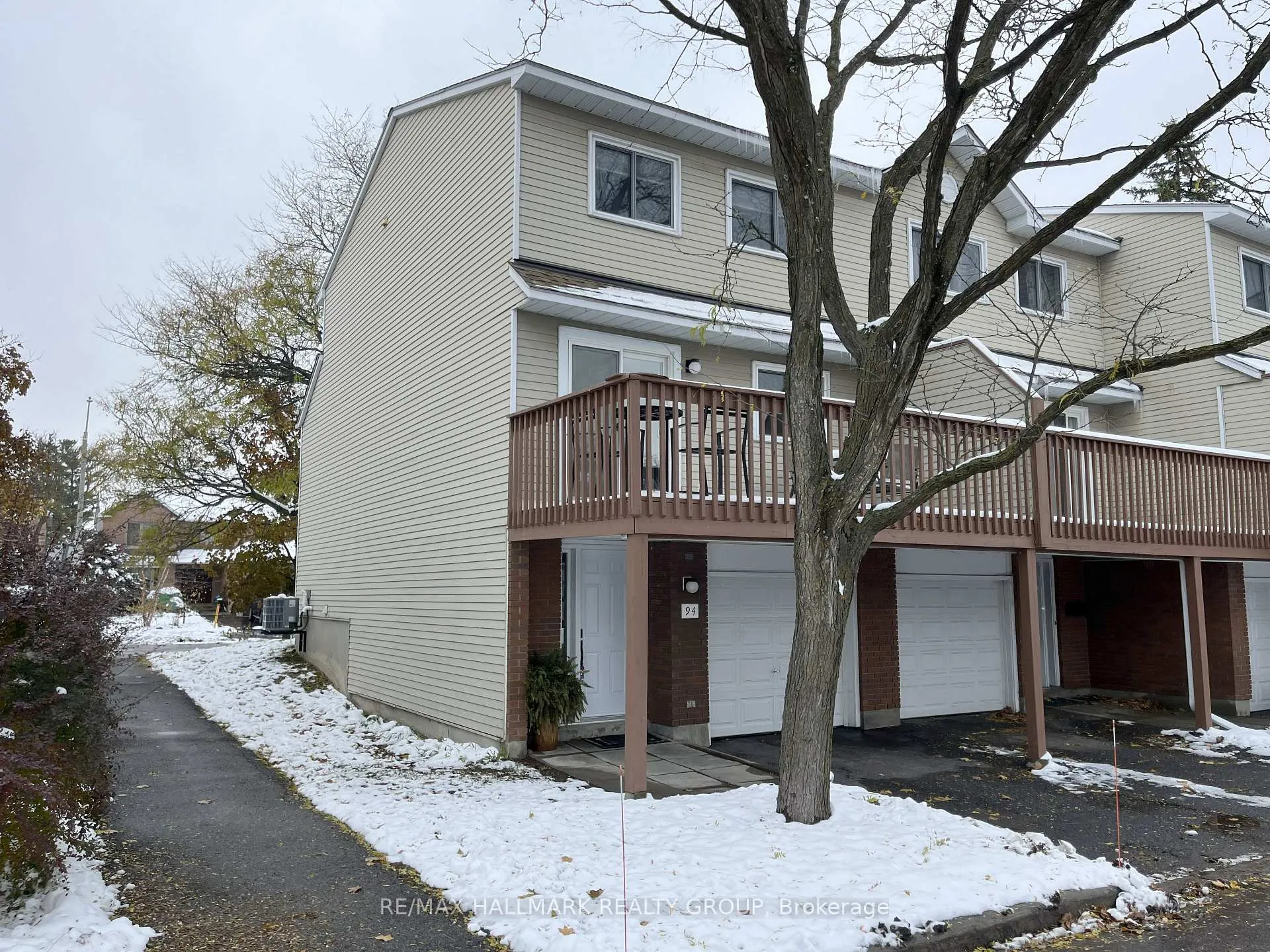 Photo 1 of Unit 11, 94 Esterlawn Private, Ottawa, McKellar Heights/Glabar Park — HOMEH