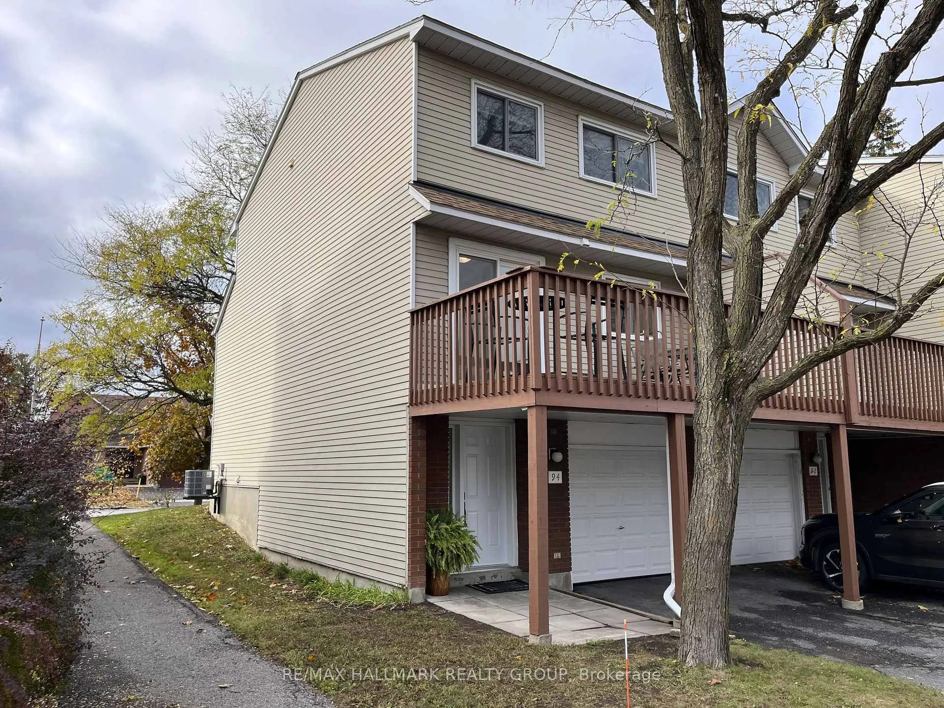 Photo 3 of Unit 11, 94 Esterlawn Private, Ottawa, McKellar Heights/Glabar Park — HOMEH