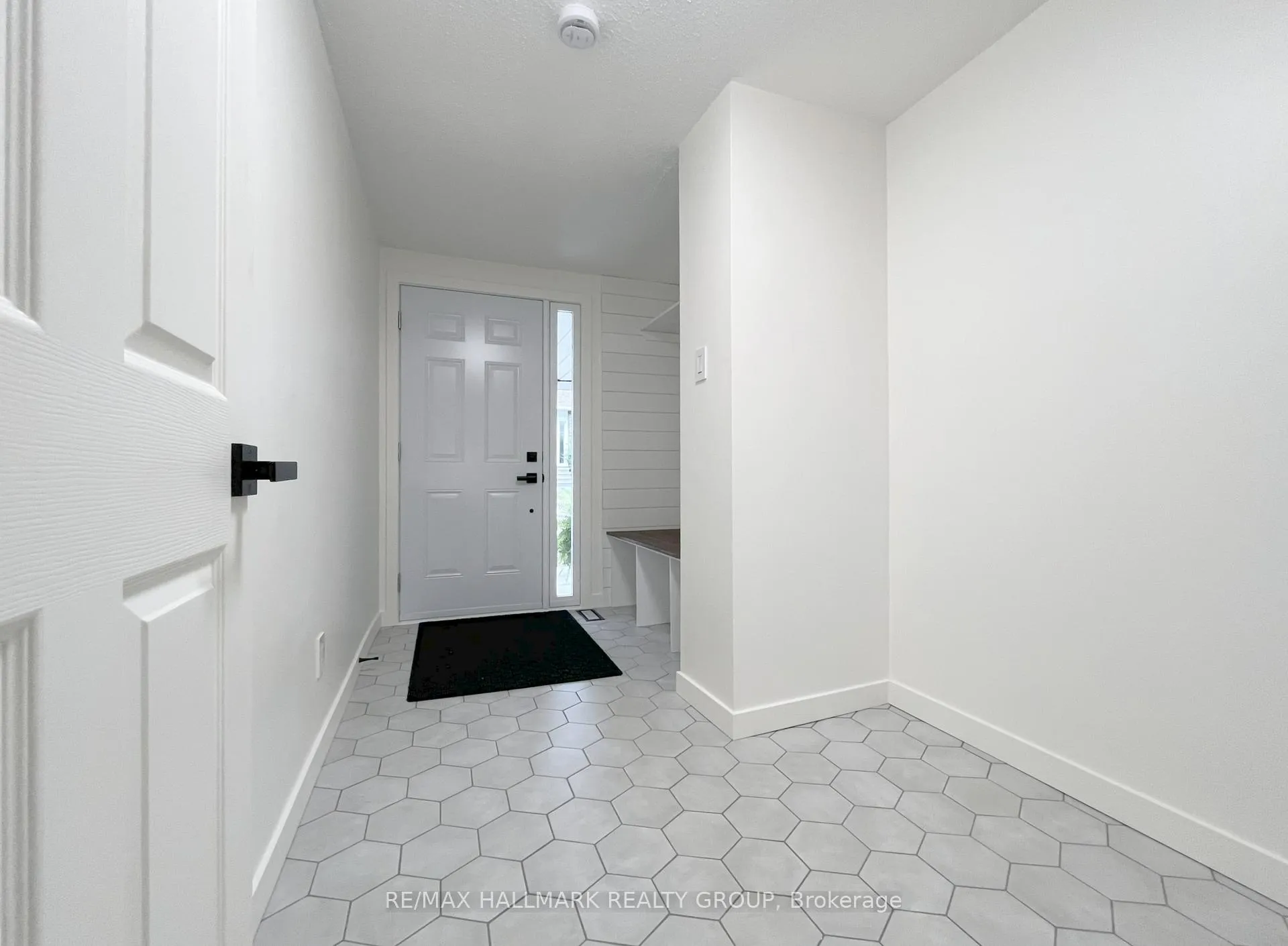Photo 4 of Unit 11, 94 Esterlawn Private, Ottawa, McKellar Heights/Glabar Park — HOMEH