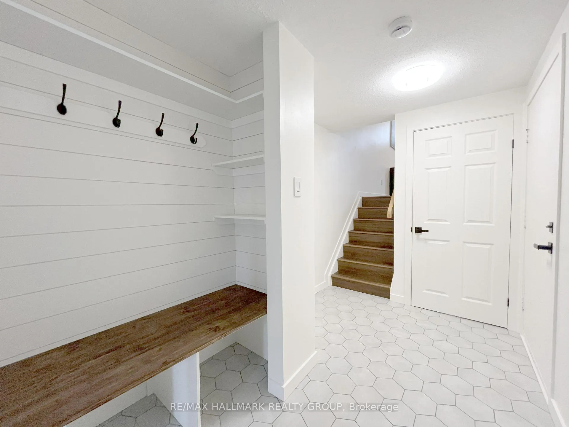 Photo 5 of Unit 11, 94 Esterlawn Private, Ottawa, McKellar Heights/Glabar Park — HOMEH