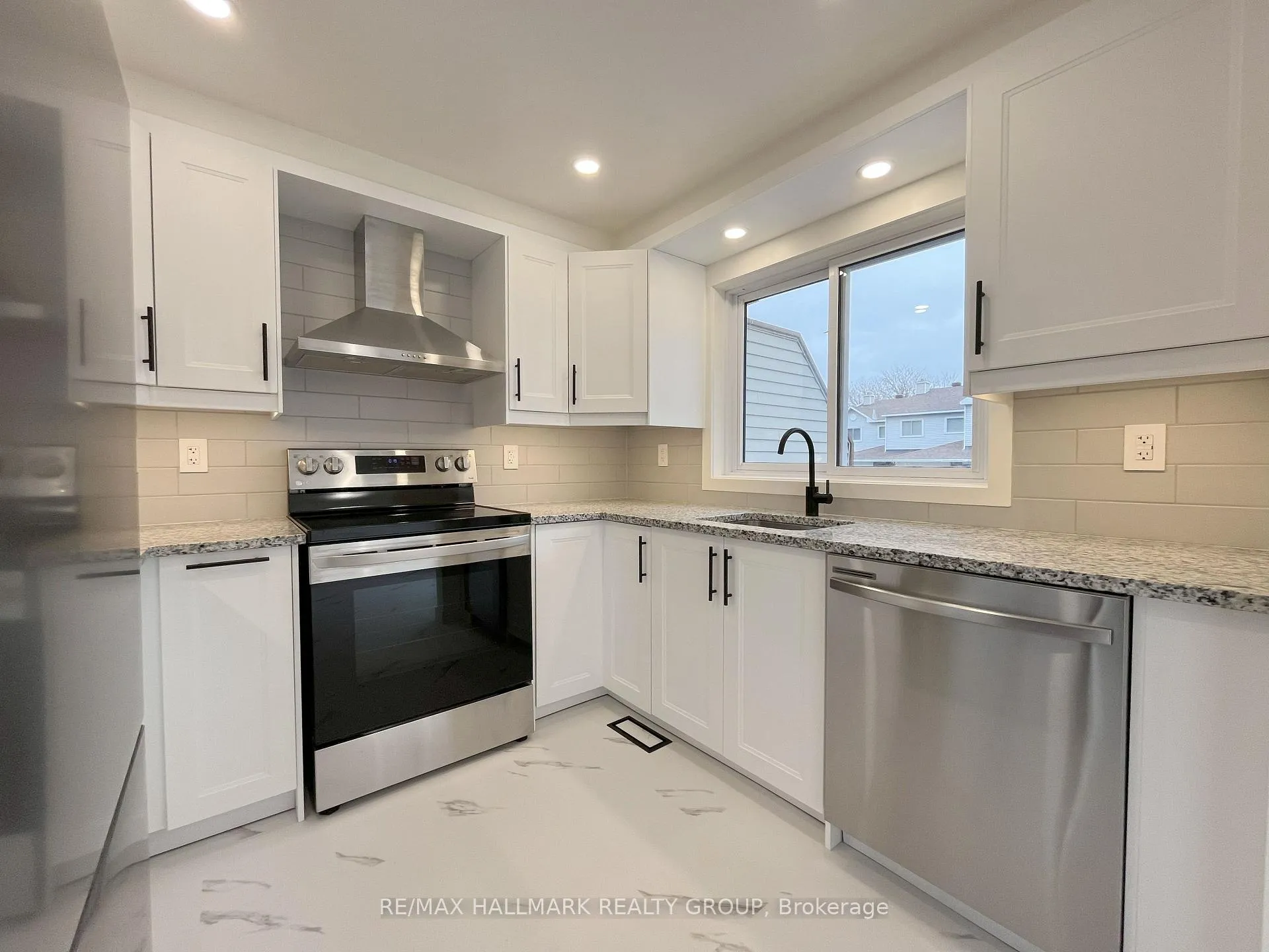 Photo 6 of Unit 11, 94 Esterlawn Private, Ottawa, McKellar Heights/Glabar Park — HOMEH