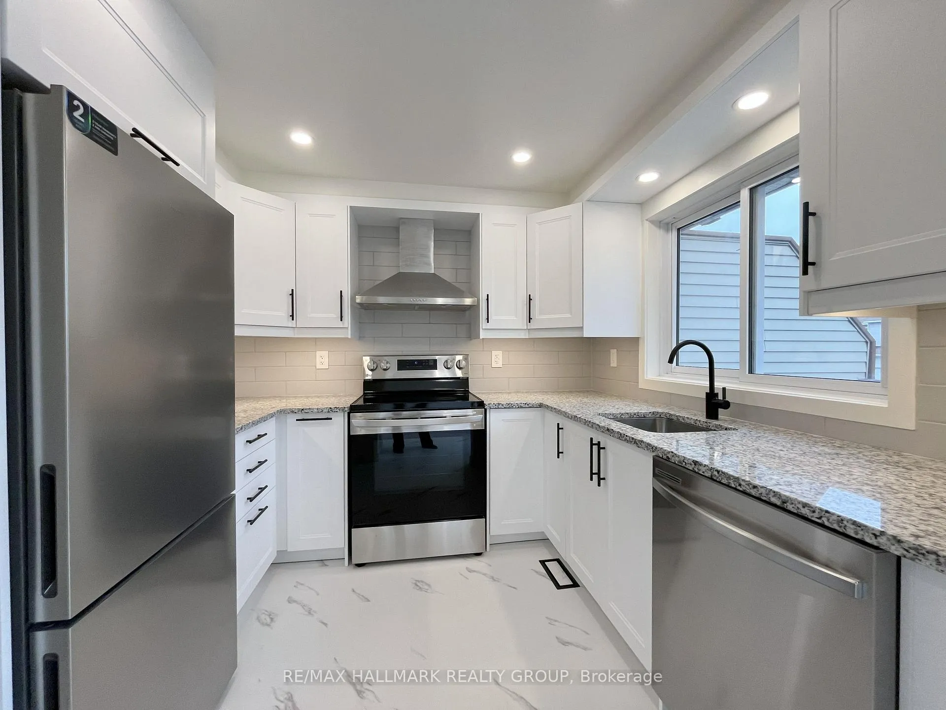 Photo 7 of Unit 11, 94 Esterlawn Private, Ottawa, McKellar Heights/Glabar Park — HOMEH