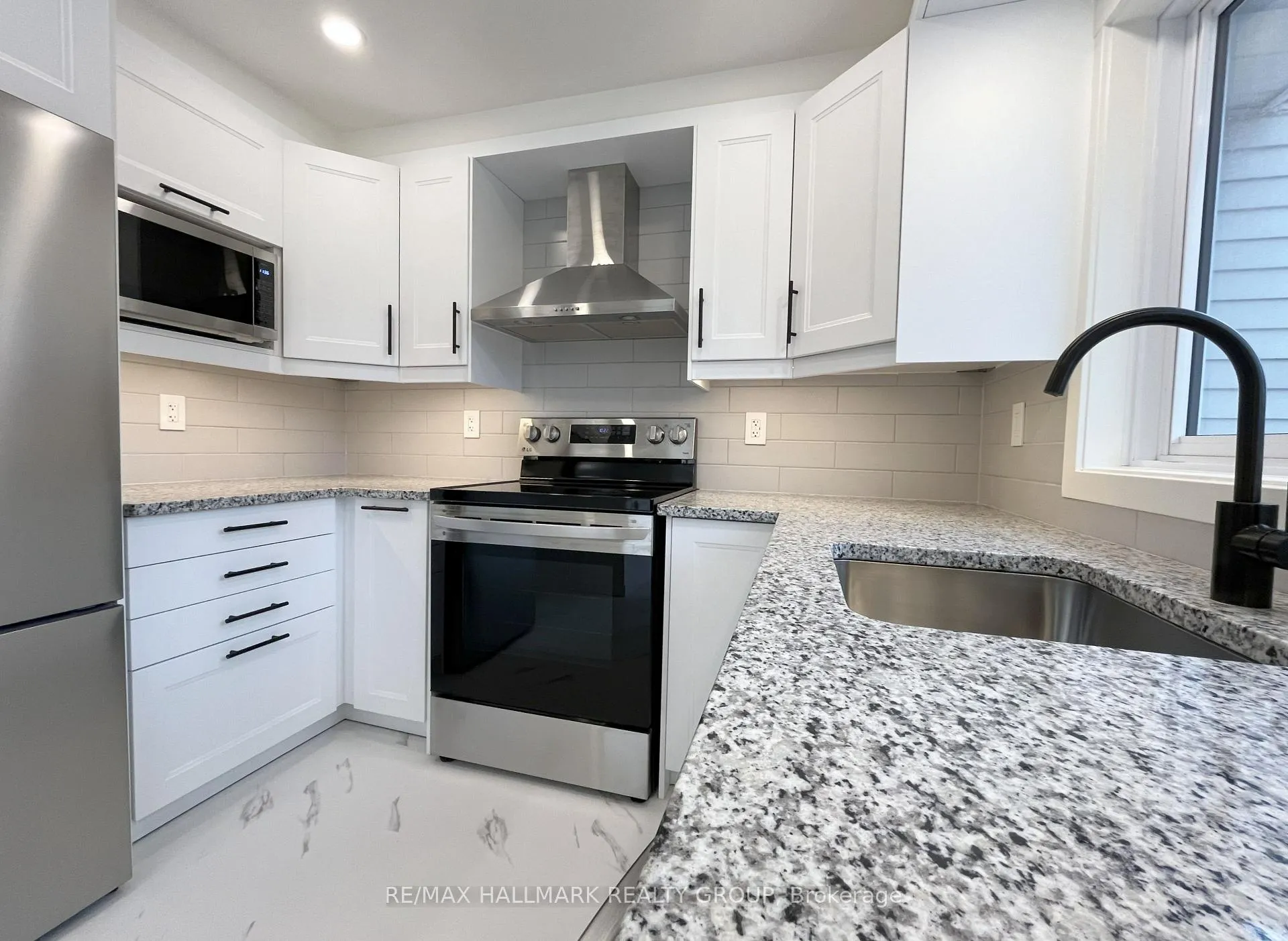 Photo 8 of Unit 11, 94 Esterlawn Private, Ottawa, McKellar Heights/Glabar Park — HOMEH