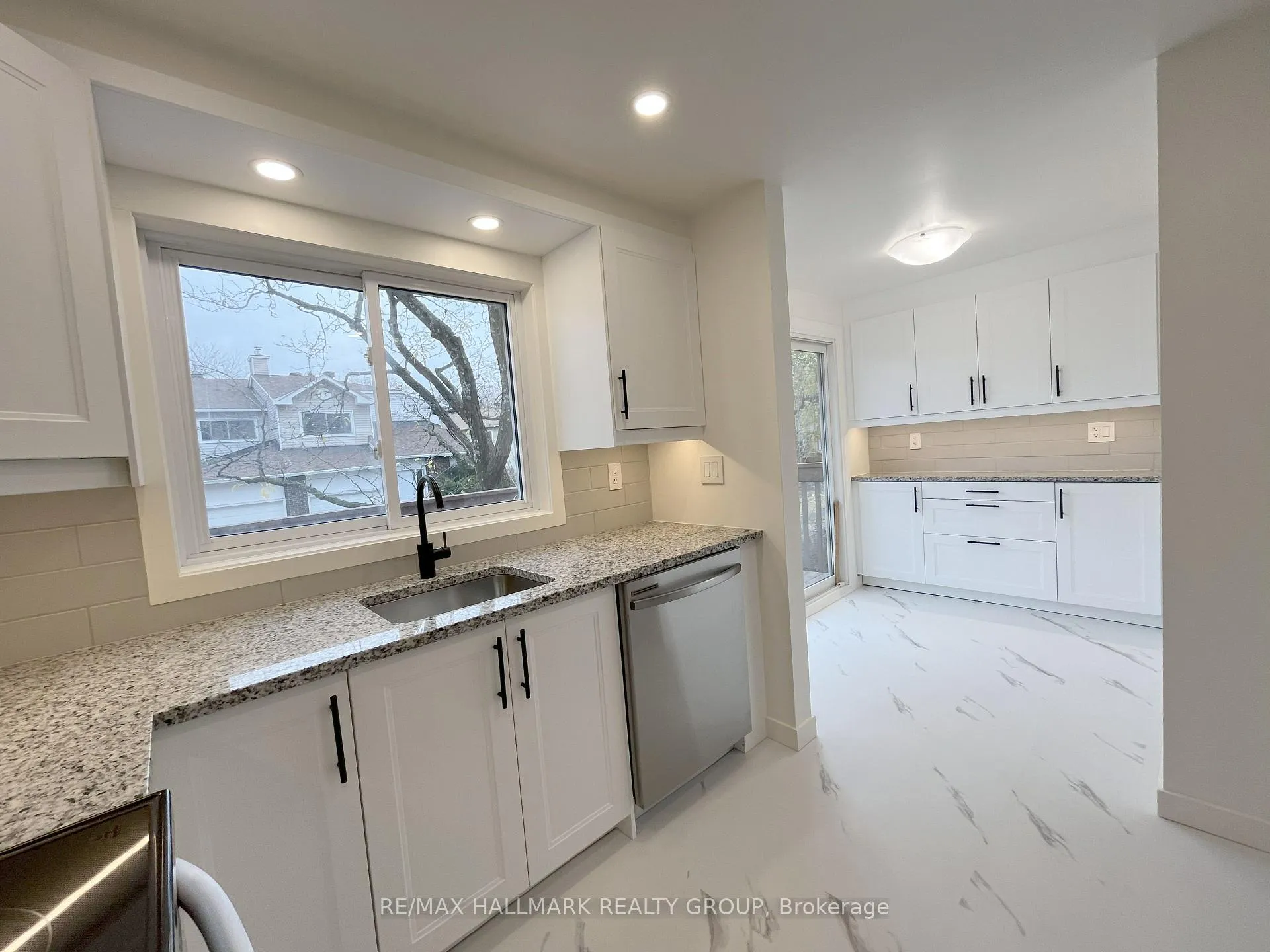 Photo 10 of Unit 11, 94 Esterlawn Private, Ottawa, McKellar Heights/Glabar Park — HOMEH