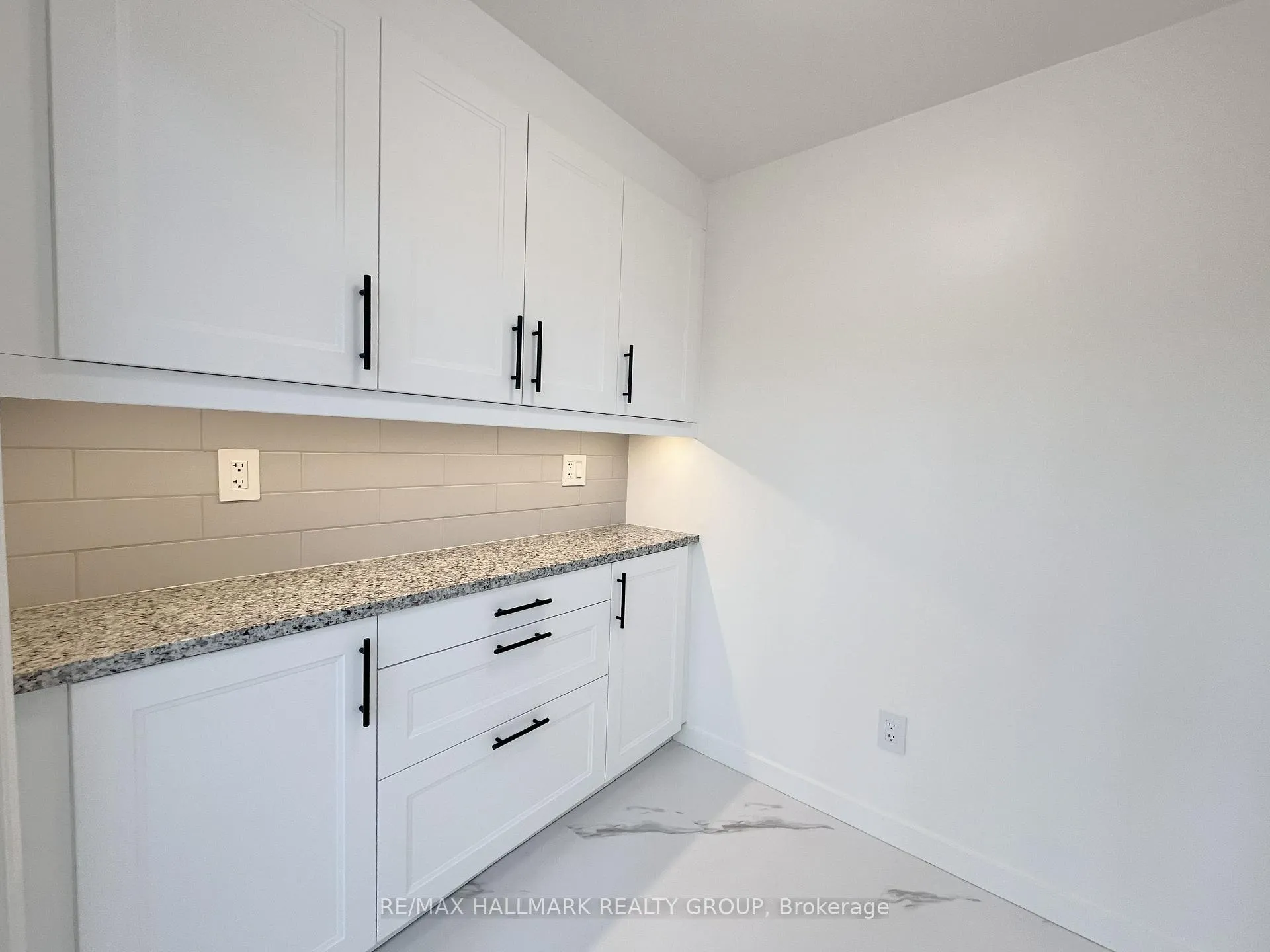 Photo 11 of Unit 11, 94 Esterlawn Private, Ottawa, McKellar Heights/Glabar Park — HOMEH
