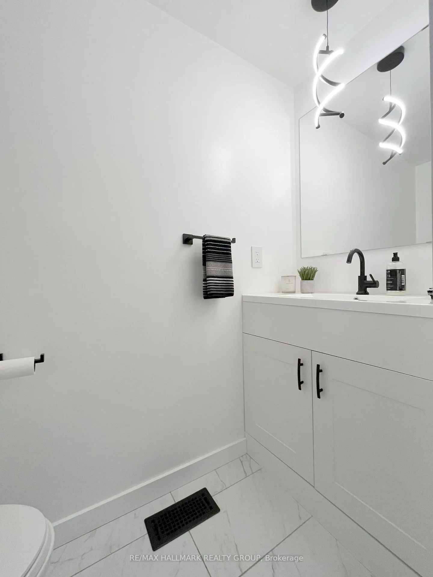 Photo 21 of Unit 11, 94 Esterlawn Private, Ottawa, McKellar Heights/Glabar Park — HOMEH