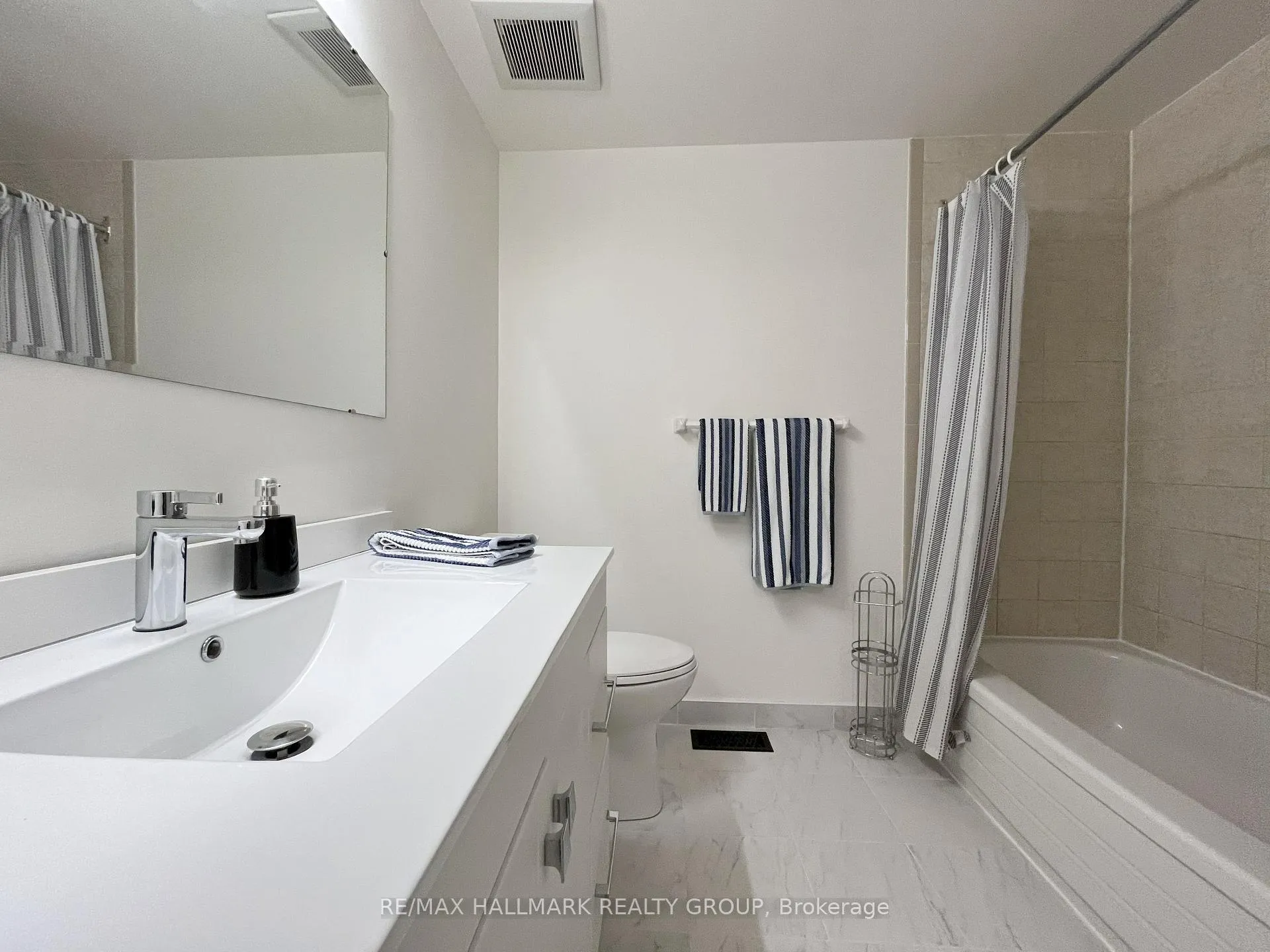 Photo 31 of Unit 11, 94 Esterlawn Private, Ottawa, McKellar Heights/Glabar Park — HOMEH