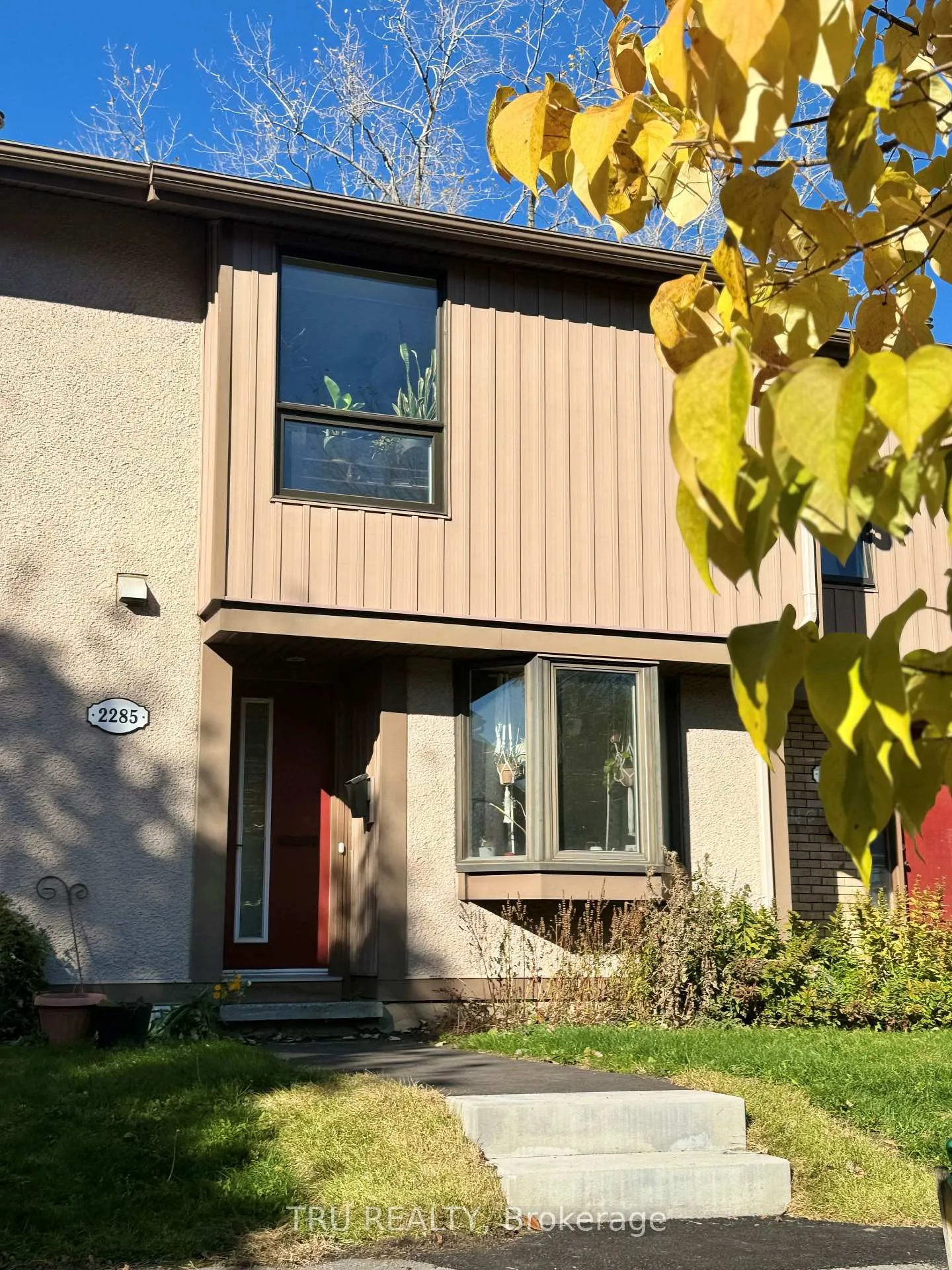Photo 1 of 2285 Stonehenge Crescent, Ottawa, Pineview — HOMEH
