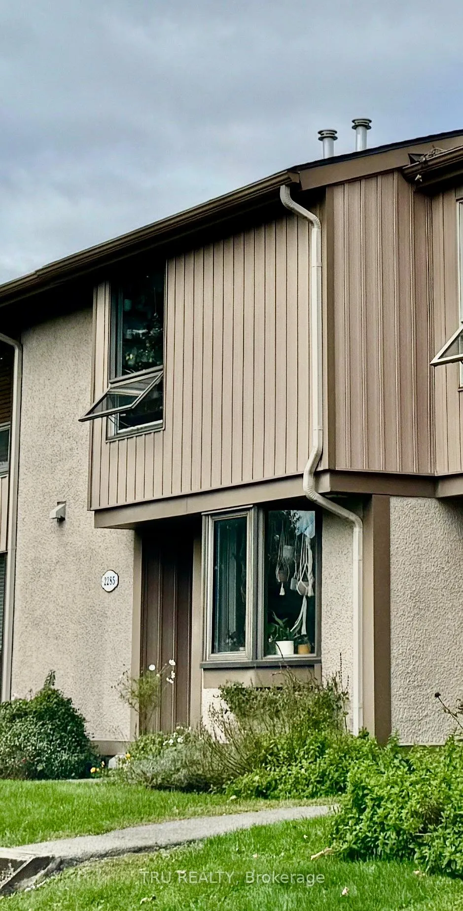Photo 2 of 2285 Stonehenge Crescent, Ottawa, Pineview — HOMEH
