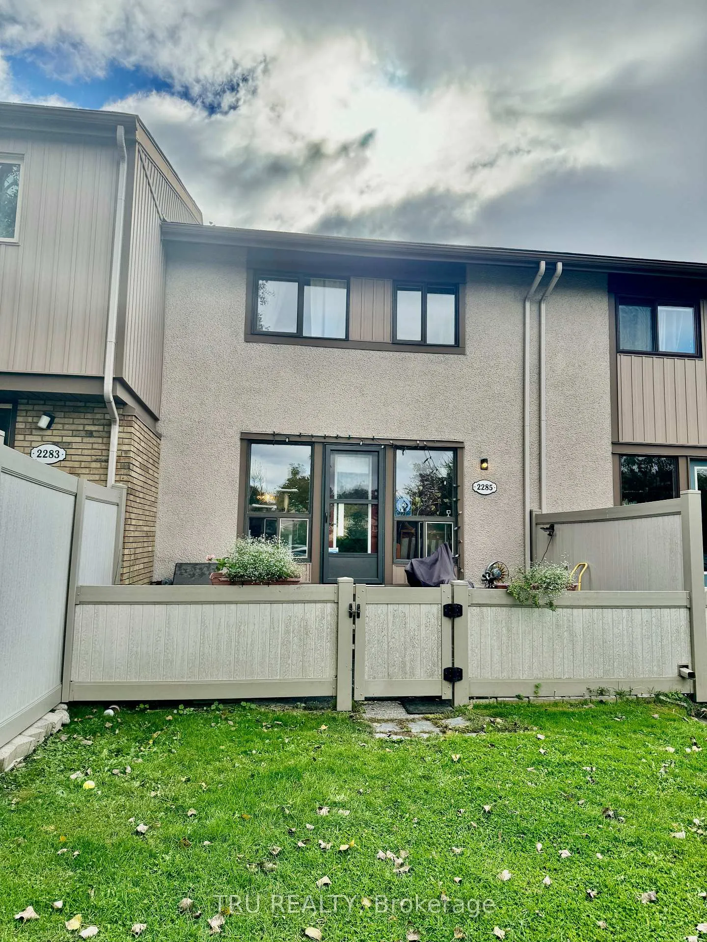 Photo 3 of 2285 Stonehenge Crescent, Ottawa, Pineview — HOMEH