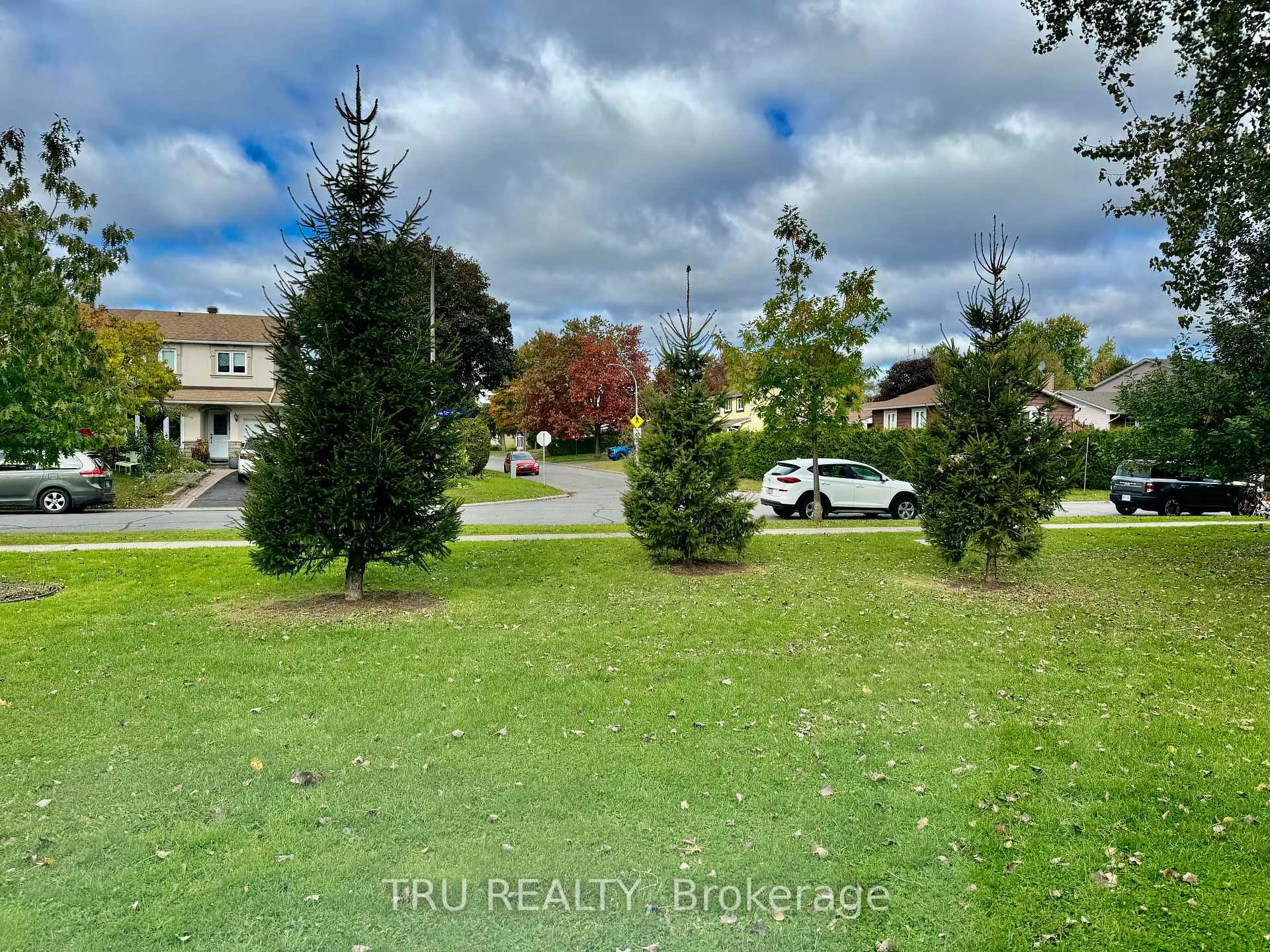 Photo 4 of 2285 Stonehenge Crescent, Ottawa, Pineview — HOMEH