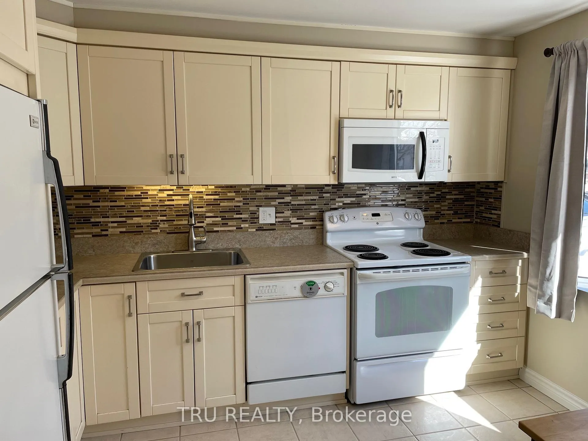 Photo 5 of 2285 Stonehenge Crescent, Ottawa, Pineview — HOMEH