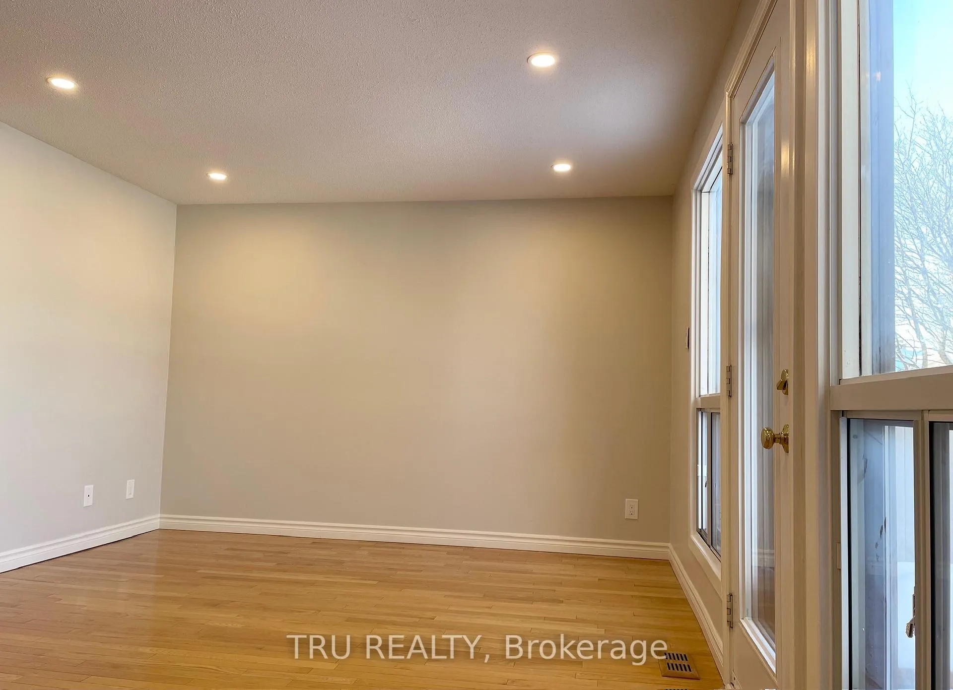 Photo 7 of 2285 Stonehenge Crescent, Ottawa, Pineview — HOMEH