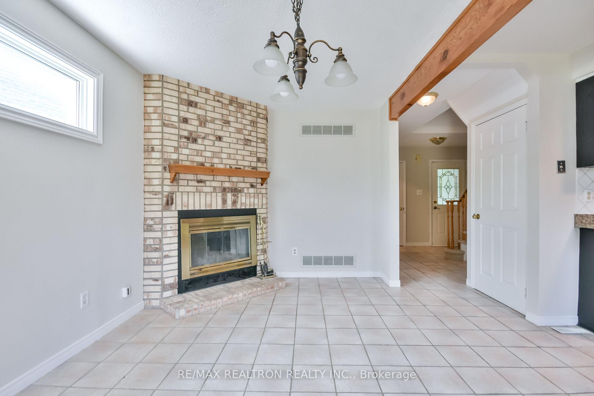 Photo 9 of 54 Carruthers Crescent, Barrie, Grove East — HOMEH