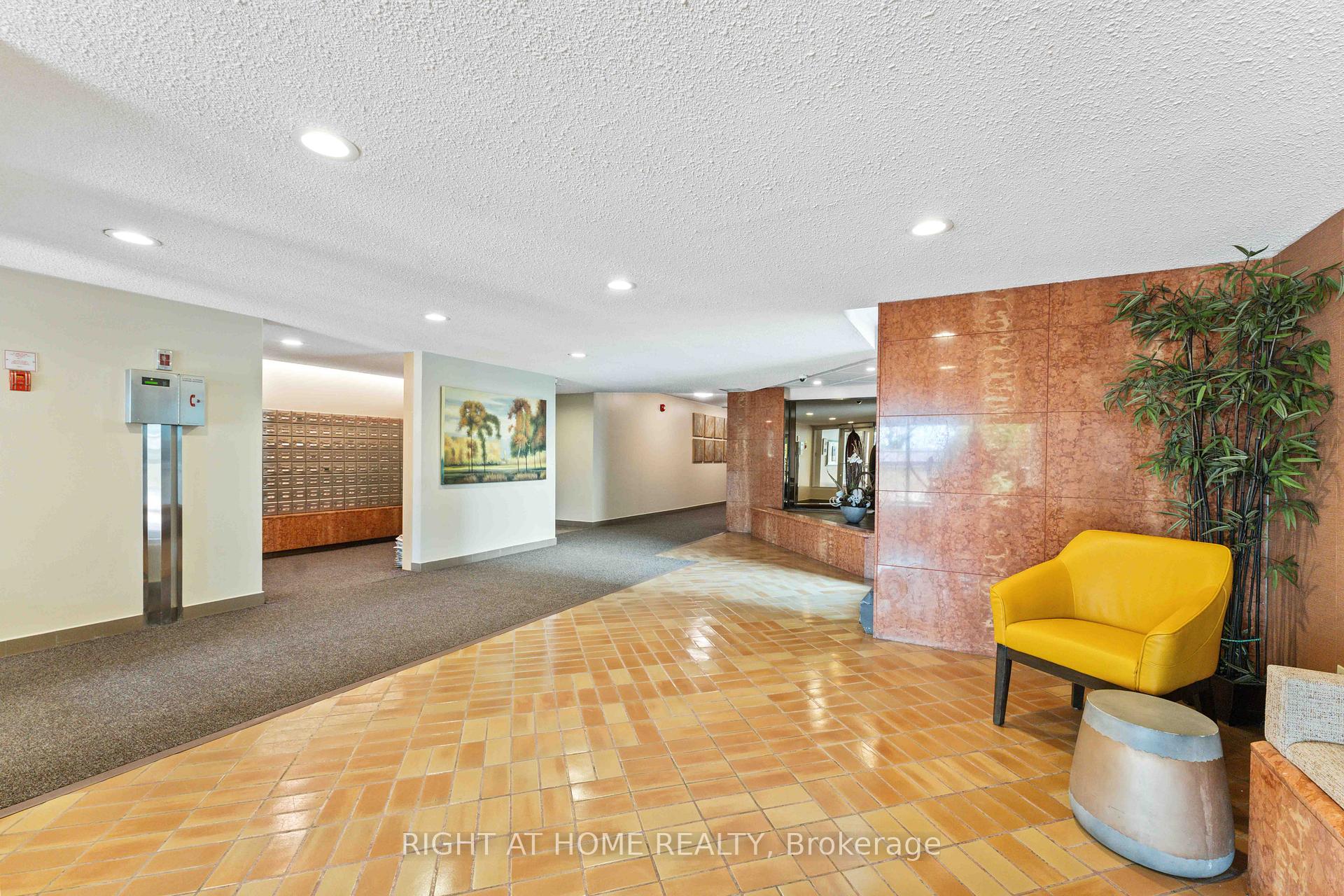 Photo 3 of Unit 903, 555 Brittany Drive, Ottawa, Viscount Alexander Park — HOMEH