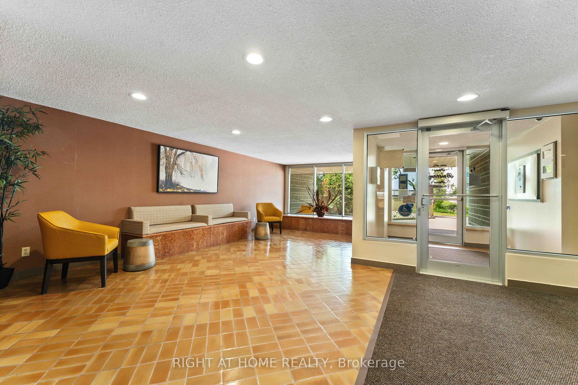 Photo 4 of Unit 903, 555 Brittany Drive, Ottawa, Viscount Alexander Park — HOMEH