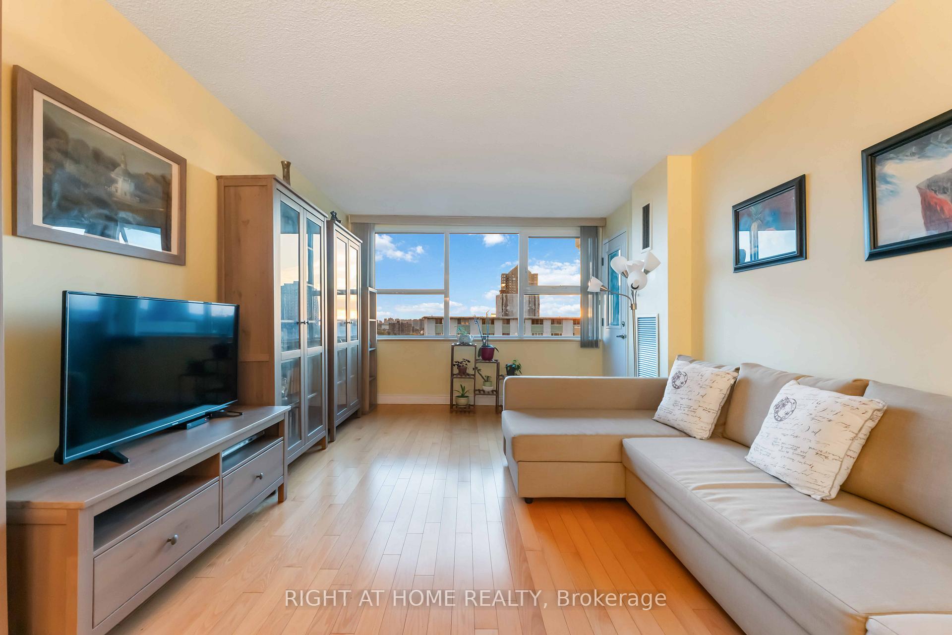 Photo 5 of Unit 903, 555 Brittany Drive, Ottawa, Viscount Alexander Park — HOMEH