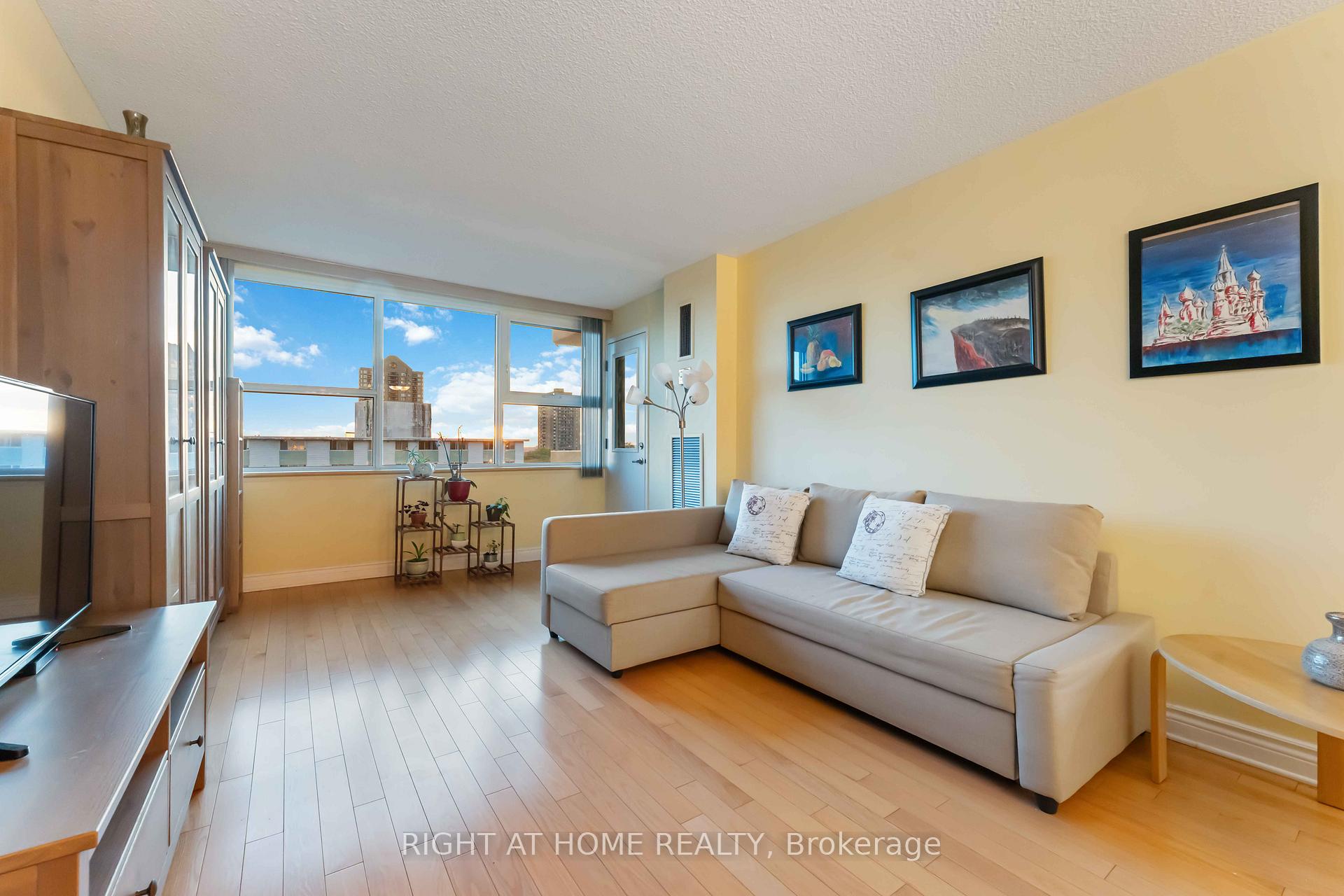 Photo 6 of Unit 903, 555 Brittany Drive, Ottawa, Viscount Alexander Park — HOMEH