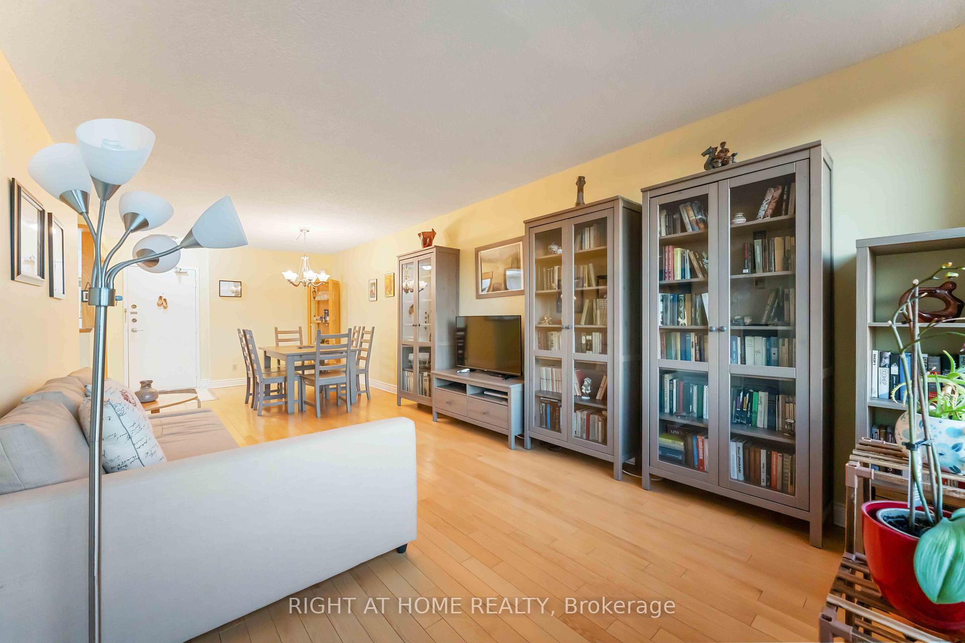 Photo 8 of Unit 903, 555 Brittany Drive, Ottawa, Viscount Alexander Park — HOMEH